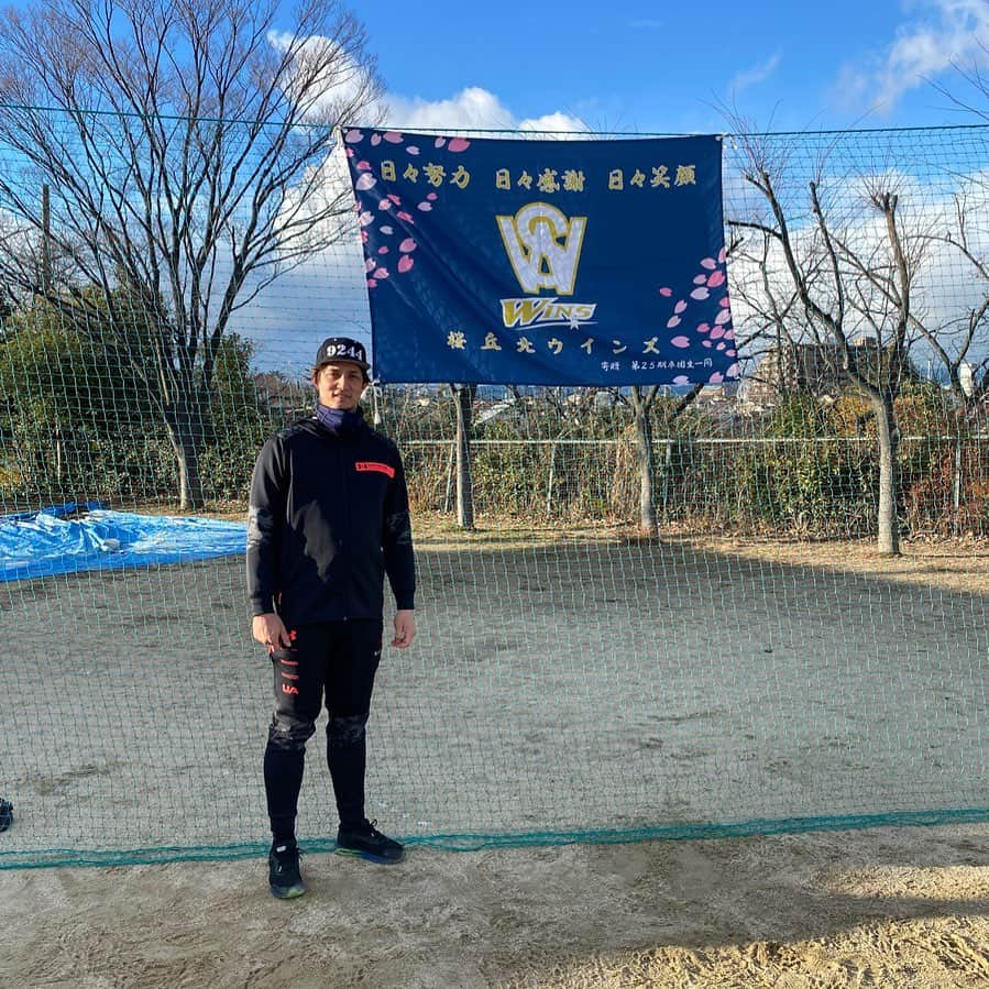 国吉佑樹さんのインスタグラム写真 - (国吉佑樹Instagram)「小学生の頃の少年野球チームに挨拶に行ってきました。 @sakuraokakita.wins  卒団して以来なので、18年ぶり🥲  当時とは監督もコーチもユニフォームも変わってしまってましたが、学校の景色がとても懐かしく初心に帰る事ができました。  何より子供達のキラキラした表情が嬉しかったです✨ #少年野球チーム #18年ぶり  #挨拶 #子供達 #可愛かった」12月27日 18時15分 - yukikuniyoshi