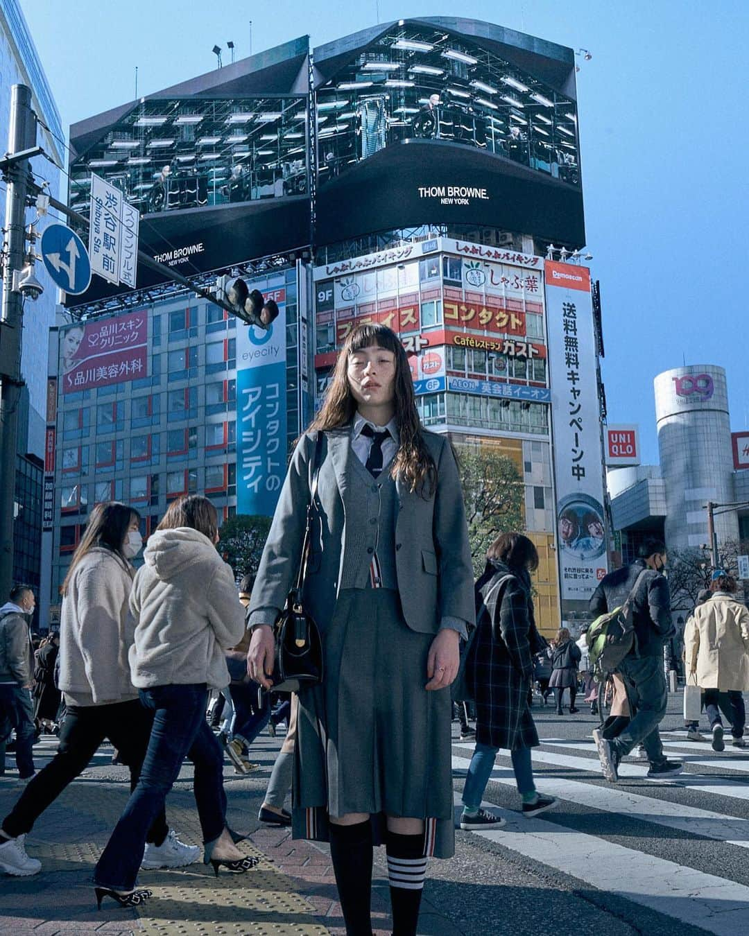 モトーラ世理奈のインスタグラム：「thombrowne  Styling @shun_watanabe  Photography @atsukiito_   #thombrownetokyo #thombrowne #トムブラウン東京  #トムブラウン」