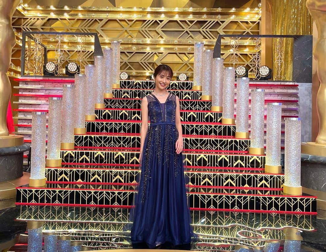 日比麻音子のインスタグラム：「笑いのクリスマスプレゼント、 受け取っていただけましたか？🎄  芸人さんも、プレゼンターさんも、 セットも！豪華だったー🤩  さぁ今年もあと一週間！  #お笑いアカデミー賞 #TBS #日比麻音子」