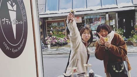 佐野優子のインスタグラム：「. めっちゃ元気なお二人さん👯、 少しパワー貰えた気がする😂 . ありがとう🙏🏻 . #東レアローズ  仲間 #大槻めぐみ　さん #井上奈々朱  さん #クレープ　#クレープ店 #京都嵐山クレープ  #petitbonheur」