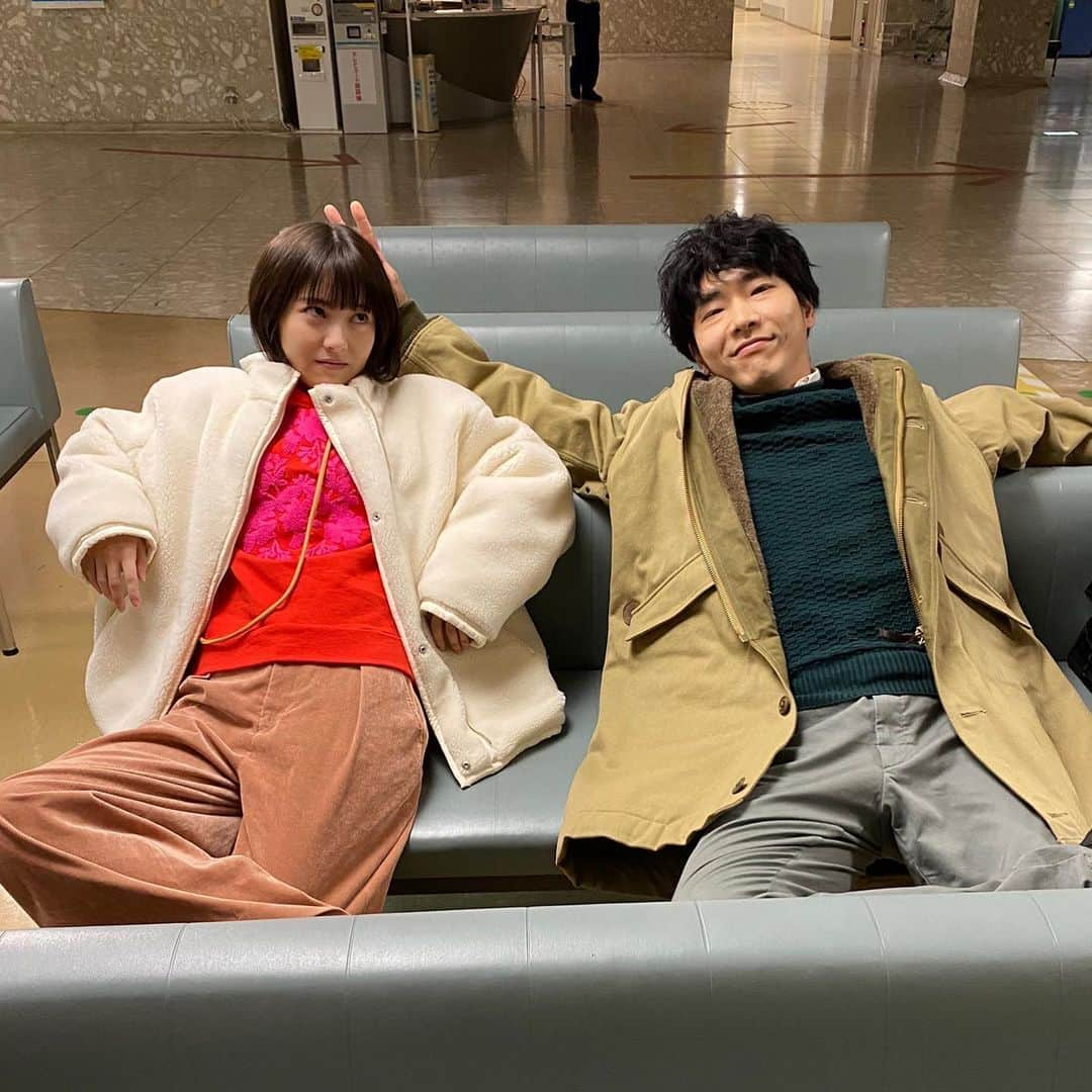 ドクターホワイトさんのインスタグラム写真 - (ドクターホワイトInstagram)「白夜＆将貴の2ショット❗️  休憩中のヒトコマです🙋‍♂️  「偉そうにしているわけではなく 　肩甲骨が伸びて気持ち良い」 　　　　　　　　　　らしいです… 　　　　　　　　　　by柄本さん  「ツノは失敗した…」 　　　　　　こちらもby柄本さん #ドクターホワイト #浜辺美波 #柄本佑 #肩甲骨はがし☺️」12月27日 18時32分 - dr_white2022