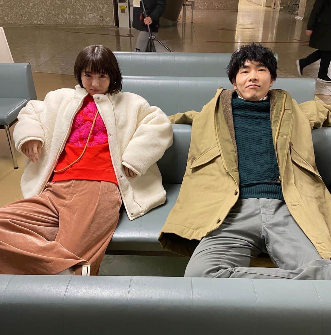 のインスタグラム：「白夜＆将貴の2ショット❗️  休憩中のヒトコマです🙋‍♂️  「偉そうにしているわけではなく 　肩甲骨が伸びて気持ち良い」 　　　　　　　　　　らしいです… 　　　　　　　　　　by柄本さん  「ツノは失敗した…」 　　　　　　こちらもby柄本さん #ドクターホワイト #浜辺美波 #柄本佑 #肩甲骨はがし☺️」