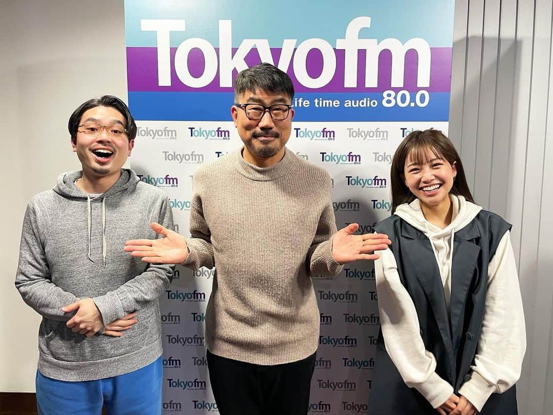 のインスタグラム：「📻 ファンになった経緯をご本人に直接お話できることがどれだけ貴重でありがたいことなのか。 今日改めて実感しました。🥺  亀田さんとハマさんのリスペクトし合う間柄もとても素敵でしたし、ミッキー吉野さんの最新アルバム「Keep On Kickin'It」についても愛と熱量たっぷりな制作のお話をほんの一部ですがお伺いできてグッときました。  ちなみに来週水曜の特集は事変会やりますので🕺🏻 たのしみであります🕺🏻 #tokyofm#THETRAD#亀田誠治 さん 本物の#師匠 でした…🥲」