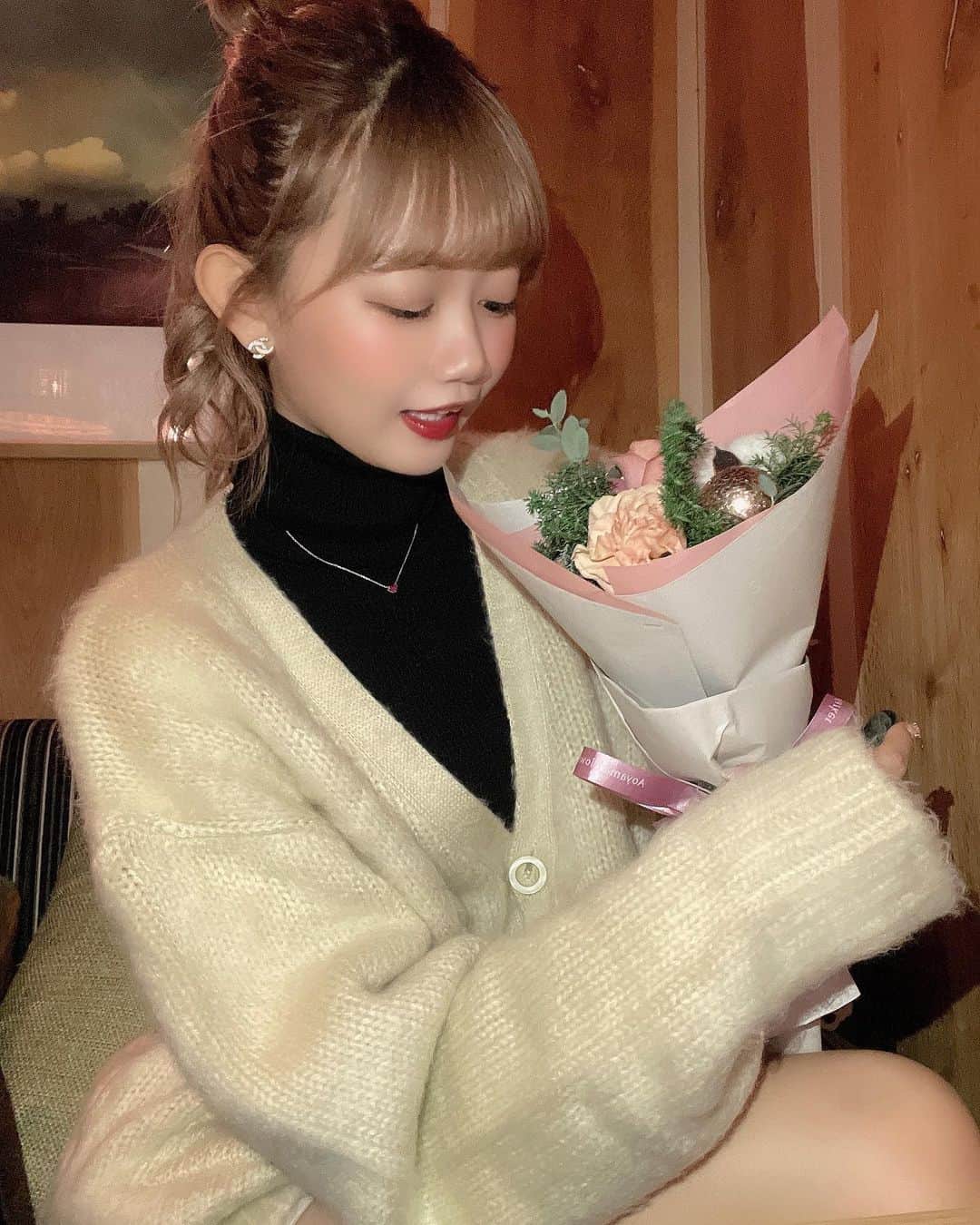 加藤夏歌のインスタグラム：「💐❤️ . ママと幼馴染。幼馴染のママたちが 舞台を見に来てくれた時にくれた花束とうち☺︎ . 身近な人に褒めてもらえるのは嬉しいねっ♡ 遠いいのに来てくれてありがとう！ . なので久しぶりにおめかししましたとさ！笑」