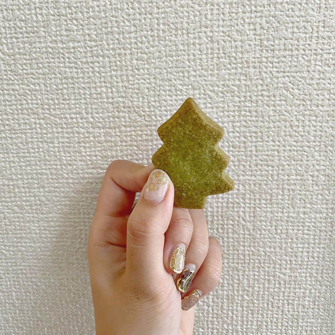のインスタグラム：「🎄🎄🎄  お爪はダイソーとクリムトの世界を纏うネイルシールの組み合わせ！ クリスマス意識してみた🎅🏻🧸💐」