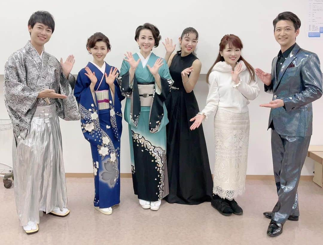 水田竜子さんのインスタグラム写真 - (水田竜子Instagram)「🎤🎤🎤 ・ 22日に 「東京演歌ライブ」に出演させて頂きました☺︎ ・ 200回記念という事で 山本譲二さんがスペシャルゲストでした🎤 ・ 写真は #川野夏美 さん #小桜舞子 さん #走裕介 さん #松阪ゆうき さん そして、走さんとデュエットで出演されたシークレットゲストの#大沢桃子 さん ・ 司会の#小山田里奈 さん ともすごーくお久しぶりでした💫 ・ 鈴鹿出身の松坂ゆうきさんの衣装が銀色に光っていたので 思わず2ショット（笑） 松坂ゆうきさんと会うと 大好きな鈴鹿サーキットを思い出します🎵 ・ 満員のお客様の前で楽しくステージをさせて頂きました❤️ ありがとうございました‼️ ・ ・ ・ #水田竜子 #キングレコード #Japan #singer #演歌 #着物 #kimono #東京演歌ライブ #200回記念 #かめありりりおホール」12月23日 21時48分 - mizuta.ryuko