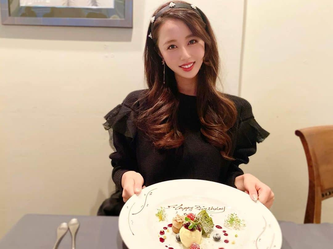 竹内紫麻のインスタグラム：「沢山のお誕生日メッセージ ありがとうございます❤️  皆さんお忙しい時期なのに... ありがとう😭❤️ いくつになっても、 お祝いの言葉は 嬉しいものですね😂🥺💕  皆さんからのメッセージ 一つ一つ大切に読ませて頂きます😊⭐️  明日明後日はクリスマス🎄 素敵な時間を過ごしてくださいね😊  では改めて。。 ハッピーバースデートゥーミー🤣💕 そして みんな本当にありがとう〜❤️🎶  #happybirthdaytome #また大人の階段を登ってしまいました笑笑 #また一年頑張りますので宜しくお願い致します」