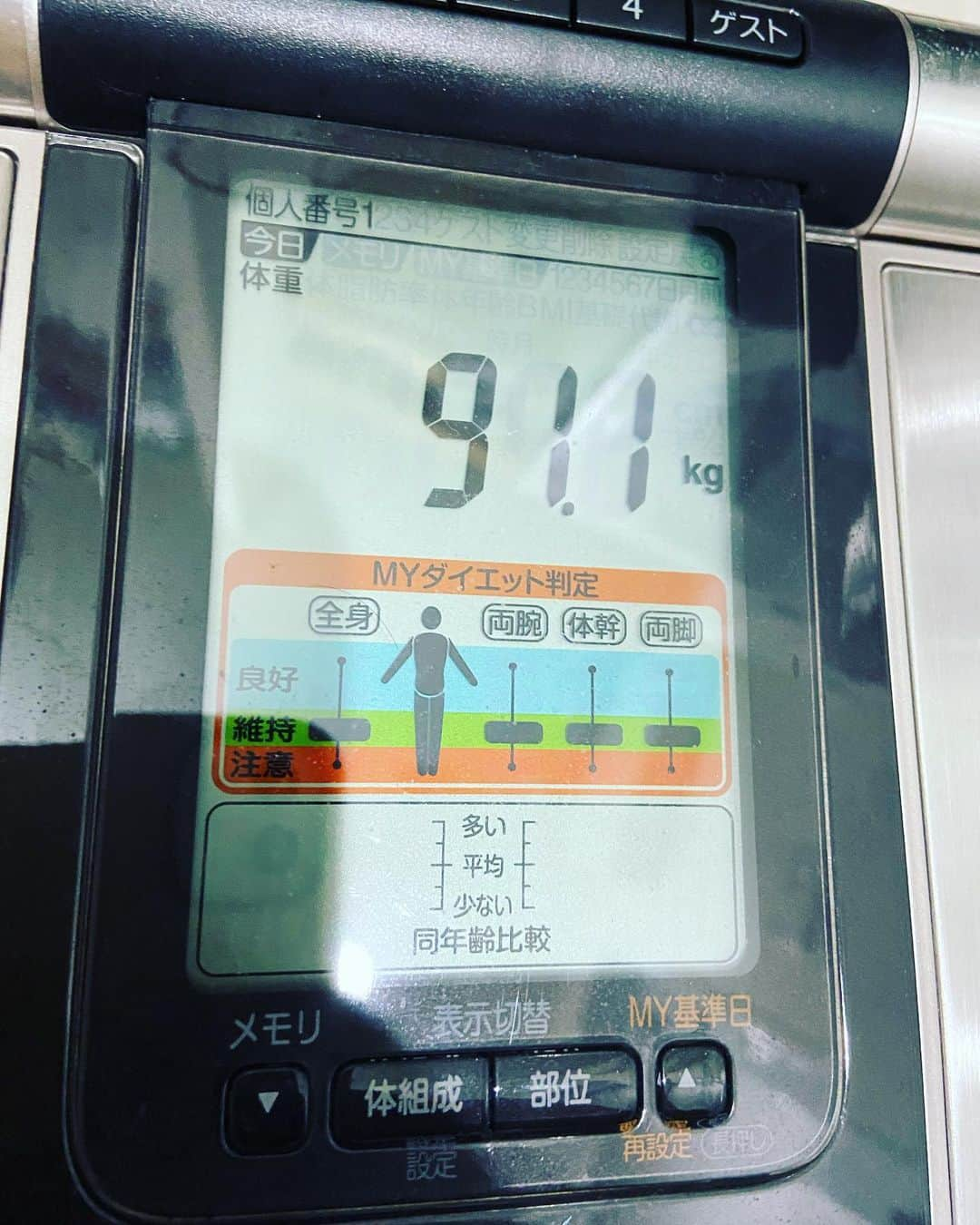 三ツ間卓也さんのインスタグラム写真 - (三ツ間卓也Instagram)「体重計発表〜✨✨🤩  12/10. 90.8kg トライアウトから２日間🤔 オフにしていた為水分補給率が低いから結構水が抜けたのかも😳？？  12/12 90.4kg 前回測定とほぼ一緒✏️ そんな直ぐ変わるわけないと🤣🤣  12/14. 87.5kg 何だこれは？😱急激に… 何回も測り直しましたがこれでした🙄  ここで取り入れた事が１つ😳 起床後アミノ酸を摂取し【画像参考9枚目】、朝食前に10~30分ほどの有酸素運動を取り入れることによって🏃‍♂️💨 20%体脂肪が燃えやすくなるという事で朝ランニング始めました🥰 カルニチンというサプリも脂肪燃焼促進効果です💊（飲んだだけでは痩せませんよ？運動しないとw）  12/16.91.1kg これまた😫リバウンド？？🤭 食生活妥協していませんが…😮‍💨  調べによると身体がここ最近糖質が足りて無いと反応すると、栄養失調を恐る為意識的に水分や養分を溜め込むらしい🤔 逆を返せば、体重は増えても身体は食事制限に反応し始めてるって事😍  12/18.90.1kg やはり前回は身体の防衛本能として働きかけたのでしょうか？🤥身体には食事が変わった事が伝わったようですね✨そろそろケトン体が身体に生成されたか調べるためのKETOSTIXを買いました！ 画像参考9枚目  12/20.89.3kg おっ！90kgの壁を突破しました✨停滞期脱出ってやつですね😮‍💨しかし、毎日眠気が凄く😪目の下が腫れぼったく重たいです🥱身体が糖質（エネルギー）が無いから動かないで眠れ！と言っているかのようです😰笑  12/22.88.7kg 体重が動き出しましたね❗️身体も絞れてるのが目に見えて分かってきました👀ケトン体検査の結果1.5赤色🤩まあまぁ出来てきてるみたいです😮‍💨倦怠感強いです！笑  明日は、24日✨クリスマスイブです🎄！ 子供と👶クリスマスパーティーを兼ねてチートでにしようかなと思ってます😍チートデイは今までの生活の逆！！炭水化物多めの摂取が基本となります❤️朝から、パン、餅、ヨーグルト、ラーメン、ケーキ、ハンバーガー🍔🎂！ たらふく食べてやろうと思います🤩🤩 体重の増減とどんなもの食べたかまた載せたいと思います📸！ 楽しみだ〜🎉🎁🎂  #三ツ間卓也 #中日ドラゴンズ #ケトジェニック #ケトジェニックレシピ #糖質制限　⇦少し違うw #ダイエット #食事制限 #チートデイ #EAA #カルニチン #家庭菜園」12月23日 21時59分 - mitsuma_takuya_43_15