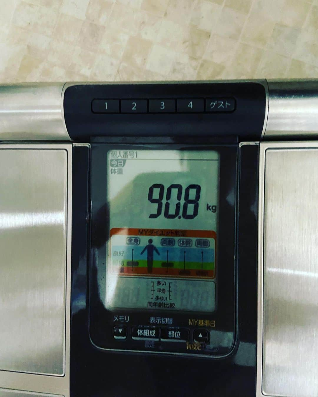 三ツ間卓也さんのインスタグラム写真 - (三ツ間卓也Instagram)「体重計発表〜✨✨🤩  12/10. 90.8kg トライアウトから２日間🤔 オフにしていた為水分補給率が低いから結構水が抜けたのかも😳？？  12/12 90.4kg 前回測定とほぼ一緒✏️ そんな直ぐ変わるわけないと🤣🤣  12/14. 87.5kg 何だこれは？😱急激に… 何回も測り直しましたがこれでした🙄  ここで取り入れた事が１つ😳 起床後アミノ酸を摂取し【画像参考9枚目】、朝食前に10~30分ほどの有酸素運動を取り入れることによって🏃‍♂️💨 20%体脂肪が燃えやすくなるという事で朝ランニング始めました🥰 カルニチンというサプリも脂肪燃焼促進効果です💊（飲んだだけでは痩せませんよ？運動しないとw）  12/16.91.1kg これまた😫リバウンド？？🤭 食生活妥協していませんが…😮‍💨  調べによると身体がここ最近糖質が足りて無いと反応すると、栄養失調を恐る為意識的に水分や養分を溜め込むらしい🤔 逆を返せば、体重は増えても身体は食事制限に反応し始めてるって事😍  12/18.90.1kg やはり前回は身体の防衛本能として働きかけたのでしょうか？🤥身体には食事が変わった事が伝わったようですね✨そろそろケトン体が身体に生成されたか調べるためのKETOSTIXを買いました！ 画像参考9枚目  12/20.89.3kg おっ！90kgの壁を突破しました✨停滞期脱出ってやつですね😮‍💨しかし、毎日眠気が凄く😪目の下が腫れぼったく重たいです🥱身体が糖質（エネルギー）が無いから動かないで眠れ！と言っているかのようです😰笑  12/22.88.7kg 体重が動き出しましたね❗️身体も絞れてるのが目に見えて分かってきました👀ケトン体検査の結果1.5赤色🤩まあまぁ出来てきてるみたいです😮‍💨倦怠感強いです！笑  明日は、24日✨クリスマスイブです🎄！ 子供と👶クリスマスパーティーを兼ねてチートでにしようかなと思ってます😍チートデイは今までの生活の逆！！炭水化物多めの摂取が基本となります❤️朝から、パン、餅、ヨーグルト、ラーメン、ケーキ、ハンバーガー🍔🎂！ たらふく食べてやろうと思います🤩🤩 体重の増減とどんなもの食べたかまた載せたいと思います📸！ 楽しみだ〜🎉🎁🎂  #三ツ間卓也 #中日ドラゴンズ #ケトジェニック #ケトジェニックレシピ #糖質制限　⇦少し違うw #ダイエット #食事制限 #チートデイ #EAA #カルニチン #家庭菜園」12月23日 21時59分 - mitsuma_takuya_43_15