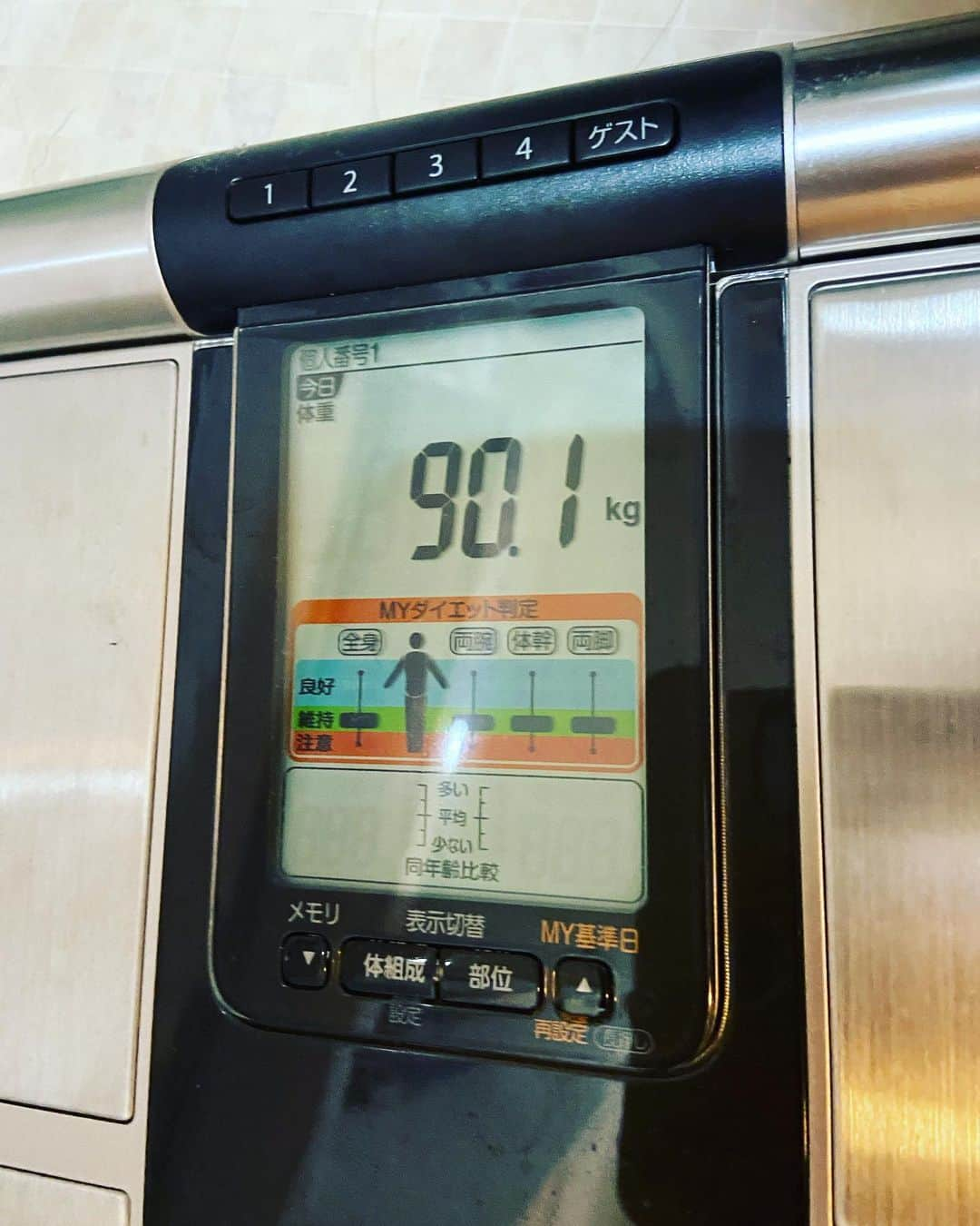 三ツ間卓也さんのインスタグラム写真 - (三ツ間卓也Instagram)「体重計発表〜✨✨🤩  12/10. 90.8kg トライアウトから２日間🤔 オフにしていた為水分補給率が低いから結構水が抜けたのかも😳？？  12/12 90.4kg 前回測定とほぼ一緒✏️ そんな直ぐ変わるわけないと🤣🤣  12/14. 87.5kg 何だこれは？😱急激に… 何回も測り直しましたがこれでした🙄  ここで取り入れた事が１つ😳 起床後アミノ酸を摂取し【画像参考9枚目】、朝食前に10~30分ほどの有酸素運動を取り入れることによって🏃‍♂️💨 20%体脂肪が燃えやすくなるという事で朝ランニング始めました🥰 カルニチンというサプリも脂肪燃焼促進効果です💊（飲んだだけでは痩せませんよ？運動しないとw）  12/16.91.1kg これまた😫リバウンド？？🤭 食生活妥協していませんが…😮‍💨  調べによると身体がここ最近糖質が足りて無いと反応すると、栄養失調を恐る為意識的に水分や養分を溜め込むらしい🤔 逆を返せば、体重は増えても身体は食事制限に反応し始めてるって事😍  12/18.90.1kg やはり前回は身体の防衛本能として働きかけたのでしょうか？🤥身体には食事が変わった事が伝わったようですね✨そろそろケトン体が身体に生成されたか調べるためのKETOSTIXを買いました！ 画像参考9枚目  12/20.89.3kg おっ！90kgの壁を突破しました✨停滞期脱出ってやつですね😮‍💨しかし、毎日眠気が凄く😪目の下が腫れぼったく重たいです🥱身体が糖質（エネルギー）が無いから動かないで眠れ！と言っているかのようです😰笑  12/22.88.7kg 体重が動き出しましたね❗️身体も絞れてるのが目に見えて分かってきました👀ケトン体検査の結果1.5赤色🤩まあまぁ出来てきてるみたいです😮‍💨倦怠感強いです！笑  明日は、24日✨クリスマスイブです🎄！ 子供と👶クリスマスパーティーを兼ねてチートでにしようかなと思ってます😍チートデイは今までの生活の逆！！炭水化物多めの摂取が基本となります❤️朝から、パン、餅、ヨーグルト、ラーメン、ケーキ、ハンバーガー🍔🎂！ たらふく食べてやろうと思います🤩🤩 体重の増減とどんなもの食べたかまた載せたいと思います📸！ 楽しみだ〜🎉🎁🎂  #三ツ間卓也 #中日ドラゴンズ #ケトジェニック #ケトジェニックレシピ #糖質制限　⇦少し違うw #ダイエット #食事制限 #チートデイ #EAA #カルニチン #家庭菜園」12月23日 21時59分 - mitsuma_takuya_43_15