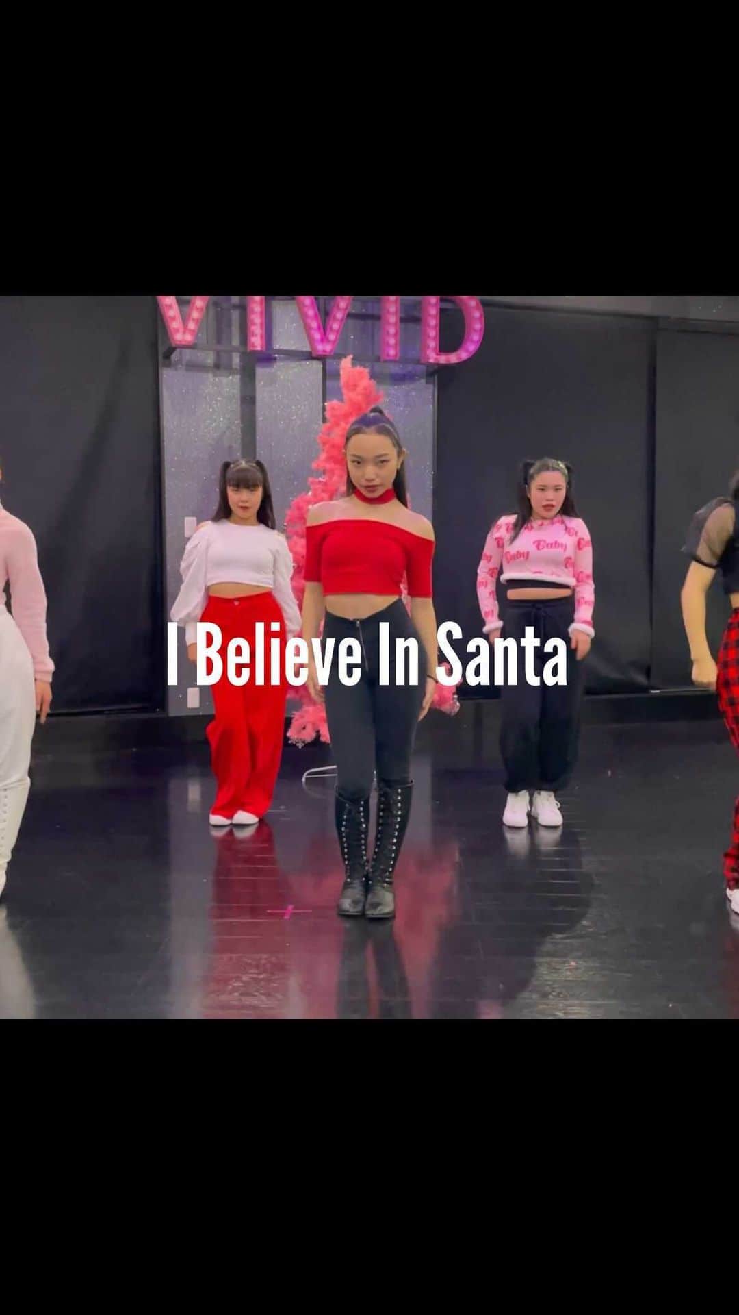 Ruuのインスタグラム：「🎅🏻I Believe In Santa🎅🏻 @meghan_trainor   クリスマスコレオ😍🎄💝  みんな最高だったので25日まで 沢山アップさせくださ~い❤️‍🔥😆🎁  @dance_studio_vivid」