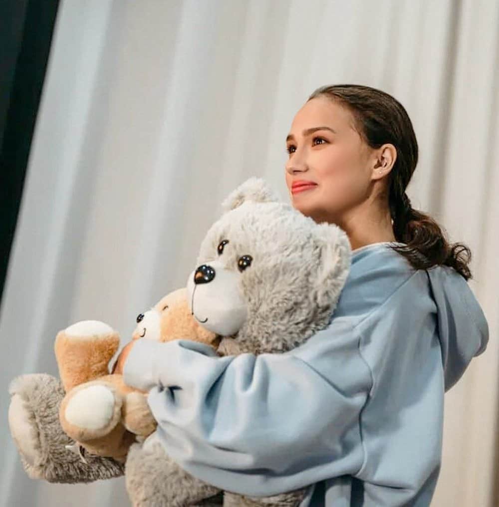 アリーナ・ザギトワのインスタグラム：「Практически в каждой семье заведена традиция писать письмо Деду Морозу 🎅🏻 ⠀ Помню, когда я была ребёнком, мы с мамой всегда за несколько недель до Нового года занимались этим важным делом 😂 ⠀ Именно благодаря такому празднику, в нас с детства закладывается вера в волшебные и хорошие дела. С годами мы становимся взрослее и серьёзнее. Меняется взгляд на мир, многое переосмысливается... ⠀ Поэтому так важно подарить ребёнку доброе и весёлое детство - без забот и переживаний ☝🏻 ⠀ Мы с @toyru_official поможем вам исполнить то самое сокровенное желание малыша и подобрать для него хороший, а главное, качественный подарок 🥰 ⠀ Давайте сделаем детей счастливее вместе! Расскажите, что в этом году попросил ваш мечтатель? 🙈」
