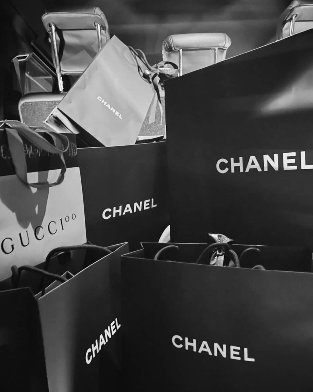 のインスタグラム：「冬休み今日だけ私時間下さいってことで🎅🙏 👨🏽👦🏻が選んでくれました🎁  母のちょっぴり早いクリスマス🎄  Thank you ❤️  #chanel#シャネル#gift#Christmas#christmaspresent#クリスマスプレゼント」