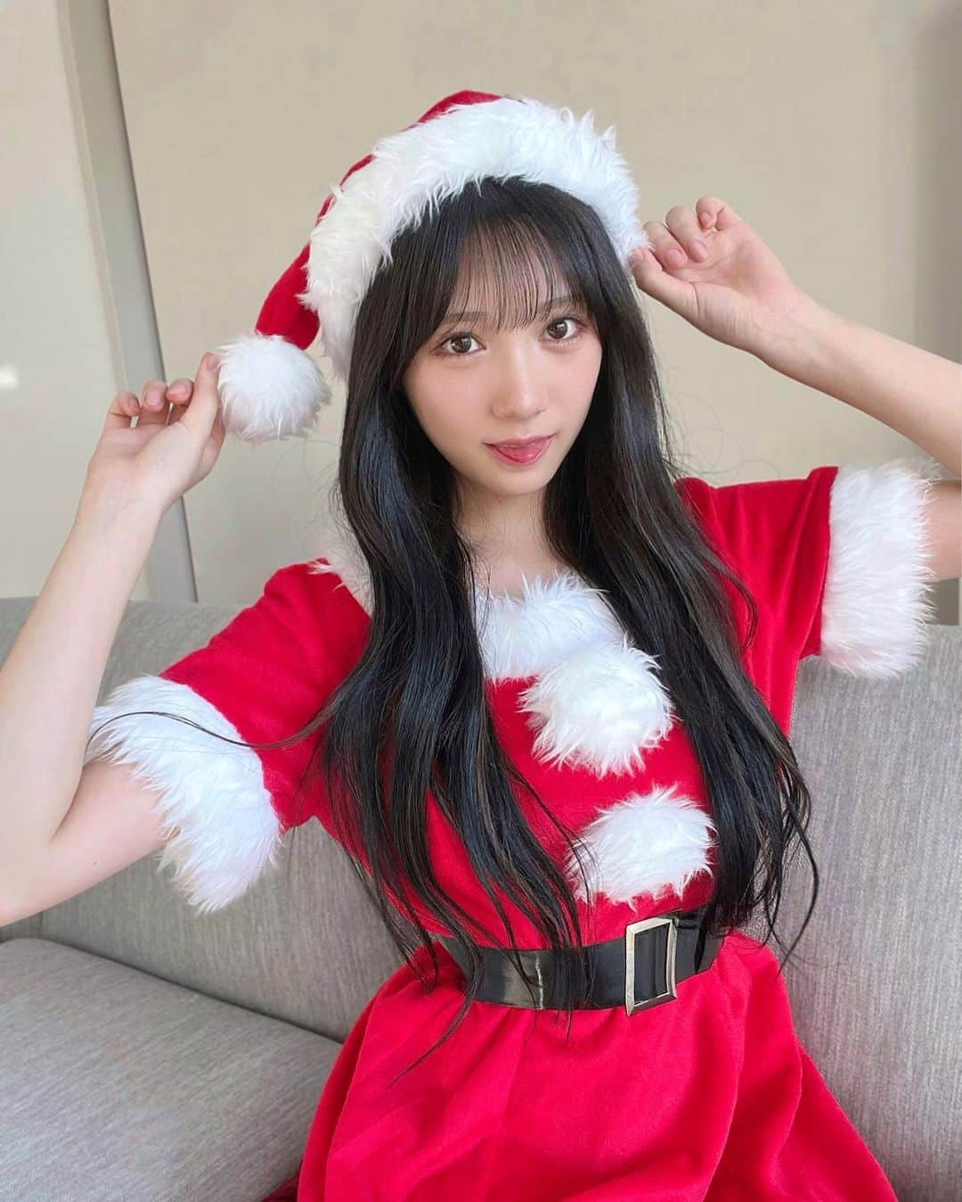 横野すみれさんのインスタグラム写真 - (横野すみれInstagram)「🎅🏻🎄🎅🏻🎄 ⁡ ⁡ あわてんぼうのサンタクロース🎅🏻 ちゃっかり着ました🥰笑 ⁡ ⁡ 1日早く家族とクリスマスを楽しみました！✨☺️ クッキー作ったりしたよ🍪 ⁡ ⁡ クリスマス何して過ごすの〜？😽 ⁡ ⁡ ⁡ ⁡ #クリスマス #merrychristmas #サンタコス #🎅🏻 #横野すみれ #コスプレ #christmasparty」12月23日 22時33分 - yokono_sumire