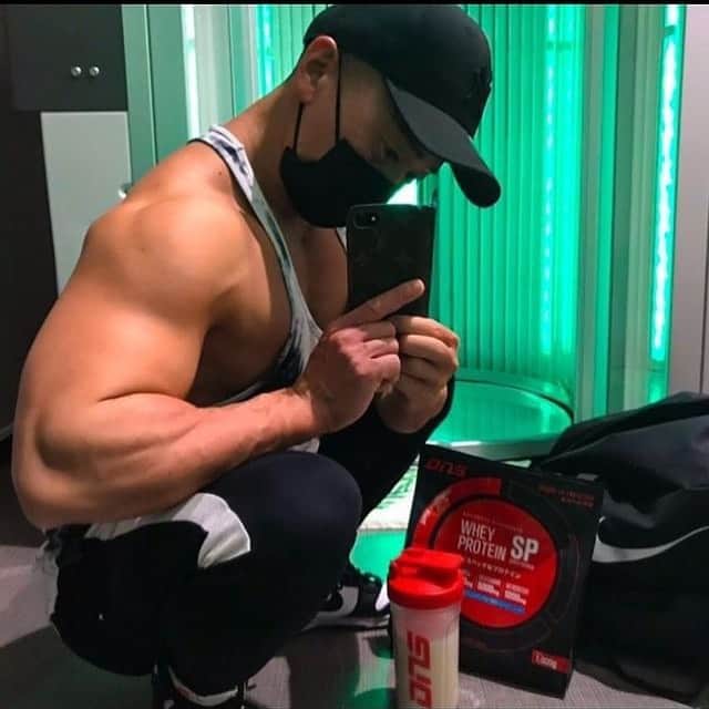 Tadashi Itoのインスタグラム：「最近のお気に入り☝🏽  @dns_protein_official  ホエイプロテインスーパープレミアム🥤  プロテイン 　　　＋ HMBカルシウム(身体作りを促進) 　　　＋ グルタミン(身体を守る) 　　　＋ NOブースター(素早く栄養素を届ける)  最高の組み合わせがこの一袋で😩💯  3袋あったのがもうラスト😩☝🏽  これオススメです👌🏽  #sponsored #dns #dnsプロテイン #protein #gym #workout #fitness #training #bodymake #nike #cor #veatm #ホエイプロテイン #ジム #ワークアウト #フィットネス #トレーニング #ボディメイク #筋トレ #ナイキ」