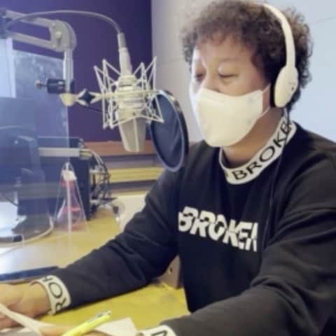 のインスタグラム：「토요태를 함께 하지못한 아쉬움에ㅎㅎㅎ 나레이션에라두 ㅋㅋㅋ  오빠전화하지말랬잖아 님과 함께한 #스알럽챌린지 퀴즈 맞히기 참 쉽죠? 🤣 지금 <놀면 뭐하니?> 인스타그램 프로필에 첨부된 링크를 통해 내레이션 오디오 소스 다운 가능! 나만의 감성으로 챌린지 참여 후 게시글에 해시태그  #스알럽챌린지  를 꼭 달아주세요!  #스알럽챌린지 #끊을게_정답 #미주야_그래놀라보낸다 #다음엔누구한테전화할까 # 놀면뭐하니 #토요태 #토요태X정준하 #StillILoveYou」