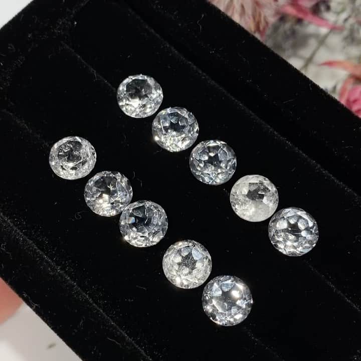 のインスタグラム：「希少な国産水晶。 山梨県乙女鉱山産です。  #天然石 #ルース　#ハンドメイド #アクセサリー #宝石　#天然石アクセサリー #天然石ジュエリー　#天然石好きさんと繋がりたい  #gemstones #crystals #ワイヤーラップ #宝石好きな人と繋がりたい #wirewrapped #handmade #handcraftedjewelry #乙女鉱山」