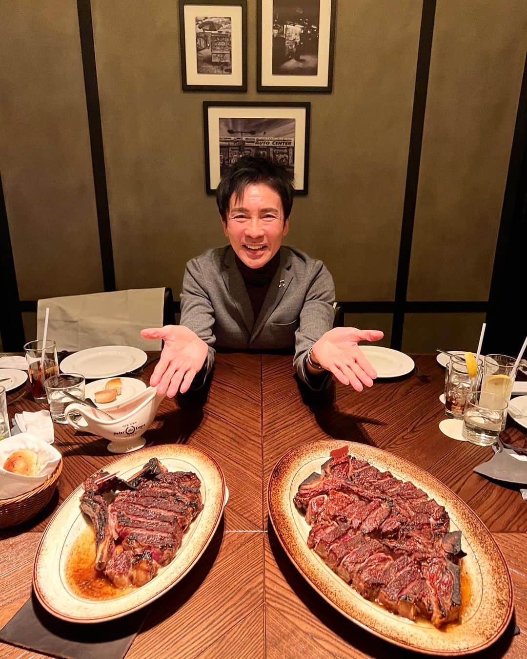 郷ひろみさんのインスタグラム写真 - (郷ひろみInstagram)「昨日は京都帰りで、そのままスタジオに入り、それからミーティングをいくつかして、ディナーでPeter Luger Steak Houseに行ってきたよ‼️  お肉も最高だったけど、デザートまで美味しかった😃  #郷ひろみ#hiromigo#peterlugersteakhouse」12月23日 14時28分 - hiromigo_official