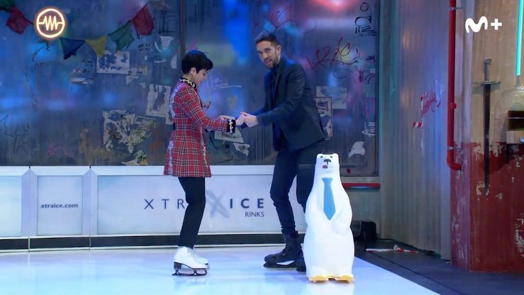 のインスタグラム：「Dos clasecillas más y le veo haciendo twizzels 💃🏻🕺🏻⛸ @davidbroncano   Gracias al equipazo de @laresistenciacero por montar esta fiesta #sobrehielo , me lo pasé en grande.  Voto por hacerlo todos los años de especial navidad 🙌🏻🧊⛸  Ya me lo imagino a lo @disneyonice con coreografía y todo 💭 Ahí lo dejo…」
