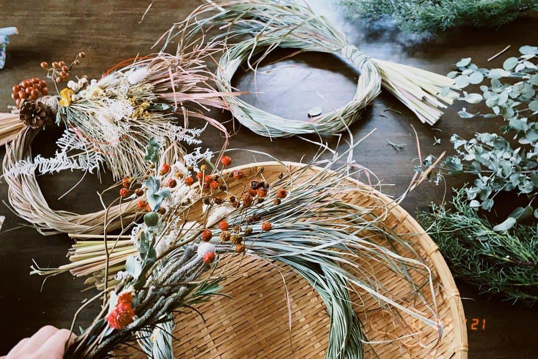 平祐奈のインスタグラム：「🌿🧧🌿 先日 @lfc_compost のハーブにお詳しい スタッフさんがしめ縄の作り方を教えて下さいました🌾  レモングラスで簡単に作れて 外の風が入る度にふわっと良い香りに包まれてます🌿 楽しかったなぁ☺︎ リースにも見えるねっ」