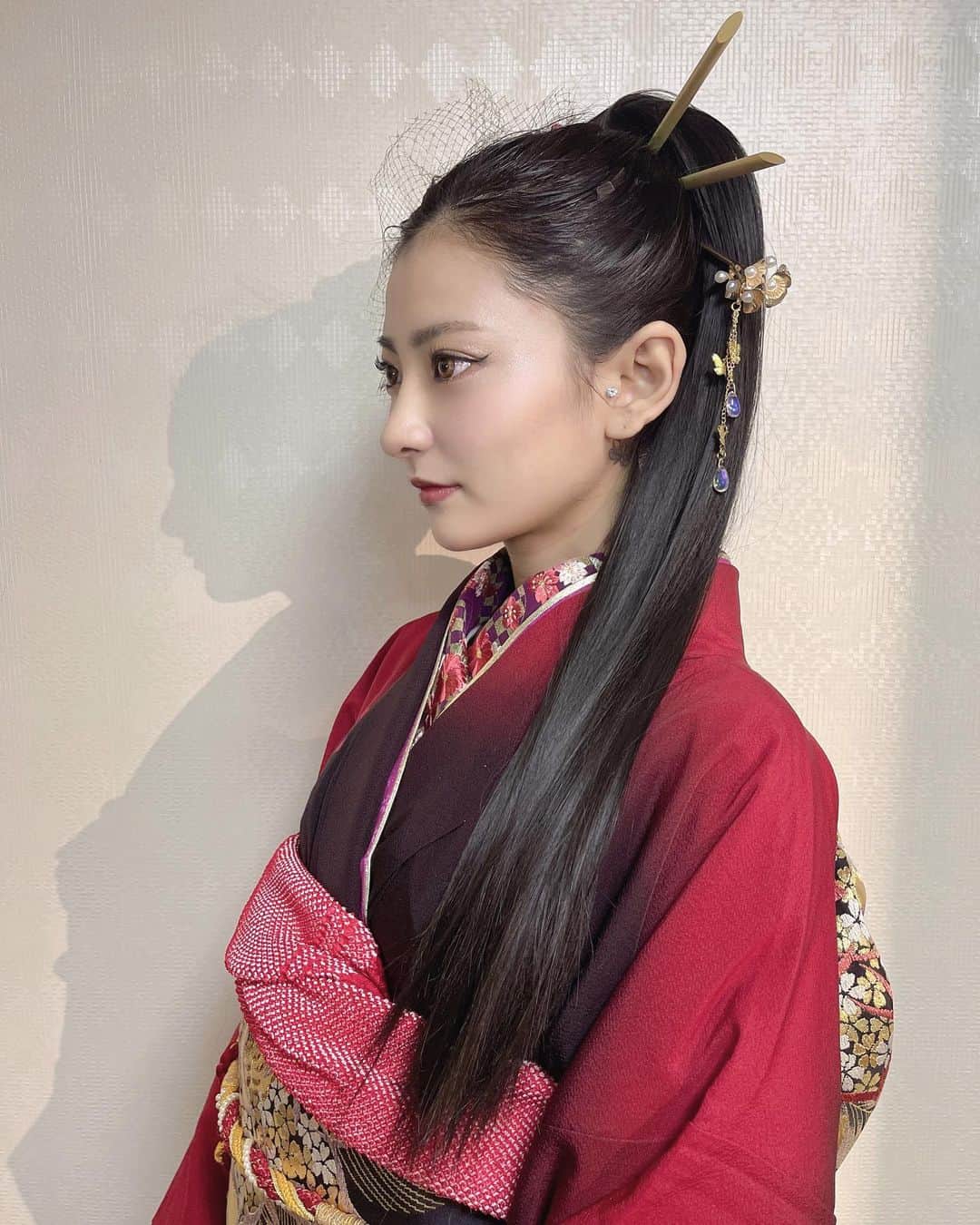 神咲れあのインスタグラム：「Hair set ✨ @pnoripii さんに 髪飾りはオーダーメイドで 作って頂きました😚❤️ _  #名古屋 #錦 #錦3 #キャバクラ #キャバ嬢  #サロンドゴールド #salondegold #ニュークラブ #お酒 #焼酎 #ワイン #シャンパン  #歌舞伎町 #北新地 #ミナミ #すすきの #六本木 #中洲 #ホステス #銀座 #かわいい #名古屋出張 #followme #instagood #lfl #followforfollowback#おうち時間 #成人式ヘア #成人式 #かわいい」