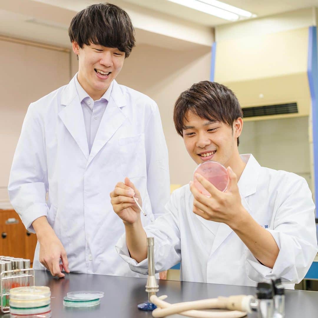のインスタグラム：「医療系専門学校教員インタビュー🎤番外編その２🌟  Ｑ.先生のモットーは？  『親しみやすさ』をモットーにしています✊🏻🍀  国家試験合格に向けて勉強をしていますが 勉強の話だけでなく、楽しい話もしながらサポートしています！👆🏻✨」