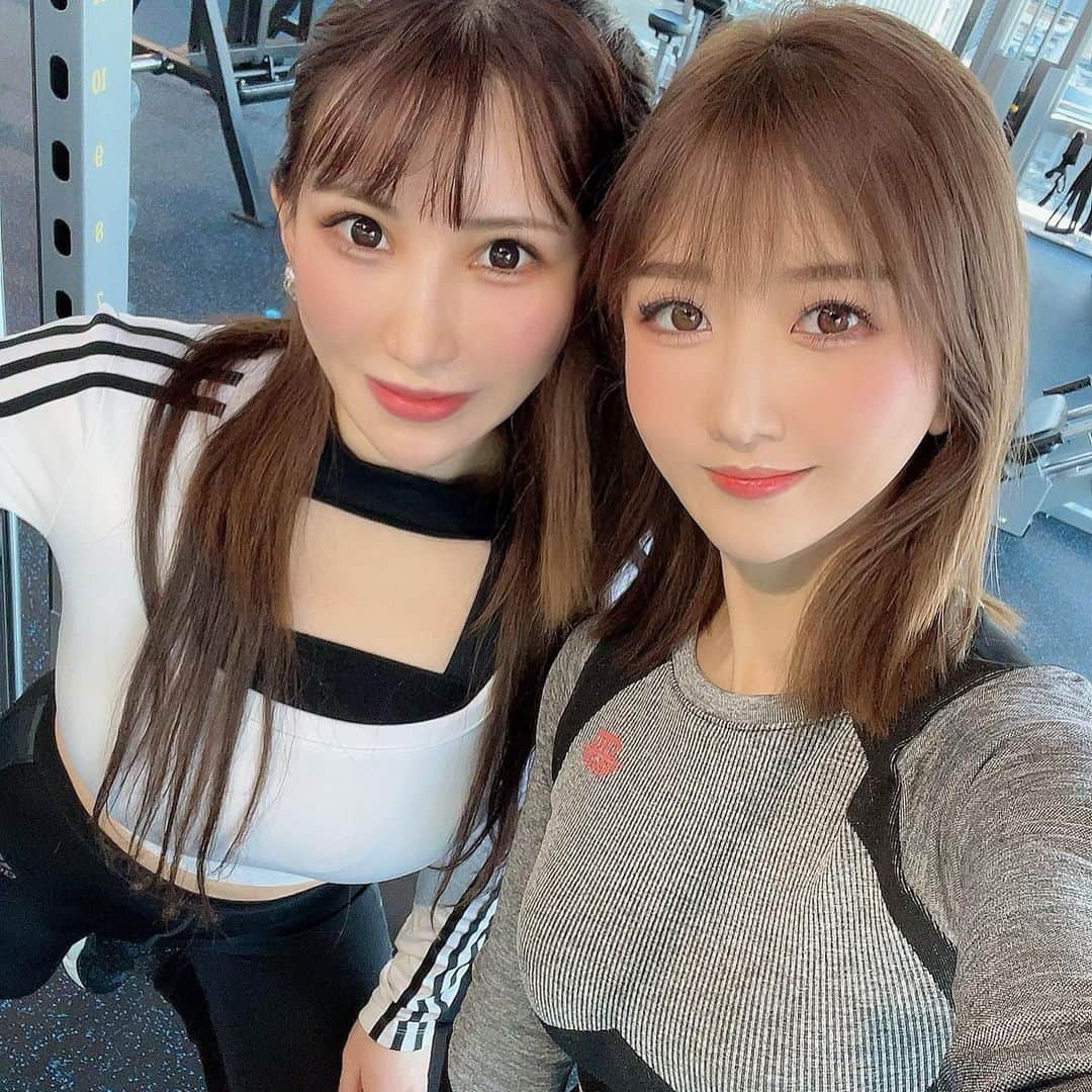 大槻ひびきさんのインスタグラム写真 - (大槻ひびきInstagram)「ヒナちゃんと SPACE GYM 表参道店で トレーニングしてきました🌸 (@space_gym_official) トレーナーのエイデンさん💪 (@denden.1027) 広くて、 景色を眺めながらトレーニングできる😊 私は連日のゴルフとスノーボードで 左のふくらはぎが死亡してたので 負担がかからないトレーニングメニューにしてもらいました🤣 太ももがっつり筋肉痛きて大満足です🌸 SPACE GYM気になる方は 公式LINEから予約か インスタチェックしてお問い合わせしてみて下さいね😊  #gym #omotesando  #training  #trainingday  #personaltrainer  #diet #パーソナルトレーニング #表参道 #ジム #トレーニング #合トレ」12月23日 15時36分 - yanhibi0221