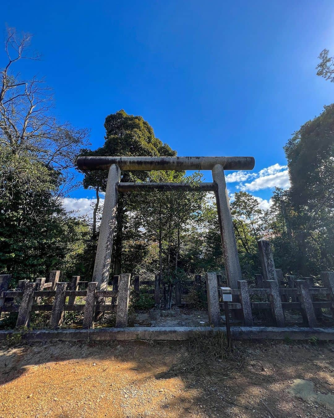 SHOCK EYEさんのインスタグラム写真 - (SHOCK EYEInstagram)「京の伊勢と言われている日向大神宮⛩   ずっと行きたかった場所。 先日、やっと参拝することができた🙏  京都市街から少し離れた東山の中腹にある日向大神宮。  京都には珍しい神明造りで、 内宮、外宮と名付けられたお宮は、まるで伊勢神宮のよう。  ただ伊勢のそれとは、またどこか違う風情、、 山の麓にあるからかな🧐  その気品あふれる雰囲気は、本当に素晴らしいし、静かで凛としていて、そしてどこかミステリアス。  何だか惹きつけられるんだよな☺️  必ず訪れて欲しいのは、山間を少し上がったところにある伊勢神宮遥拝所。  伊勢神宮に向かって立つこの場所は、  天智天皇陵、平安神宮、京都御所が、 一直線上にあり、 さらにその先には丹波の元伊勢・皇大神社、丹後の元伊勢・籠神社が並んでいて、 知る人ぞ知るパワースポットなんだ。  3枚目に参拝動画を投稿したから、是非、雰囲気を感じて欲しいな。  #日向大神宮 #京都 #東山 #kyotoprefecture #kyoto #himukaidaijingu #伊勢神宮 #isejingu #遥拝所 #japantravel #japantrip #fujifilm #gfx100s #xs10 #beautifuldestinations #discoverjapan #discoverearth #voyaged #awesome_photographers #IamATraveler #wonderful_places #japanphoto #japanphotography #japan_of_insta #livingonearth #theglobewanderer」12月23日 15時48分 - shockeye_official