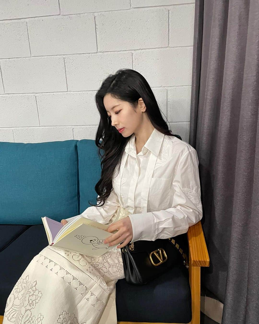 TWICEさんのインスタグラム写真 - (TWICEInstagram)「#ad #dahyun  I hope you can enjoy the end of year with books ❣ @maisonvalentino #Valentinonarratives」12月23日 16時00分 - twicetagram