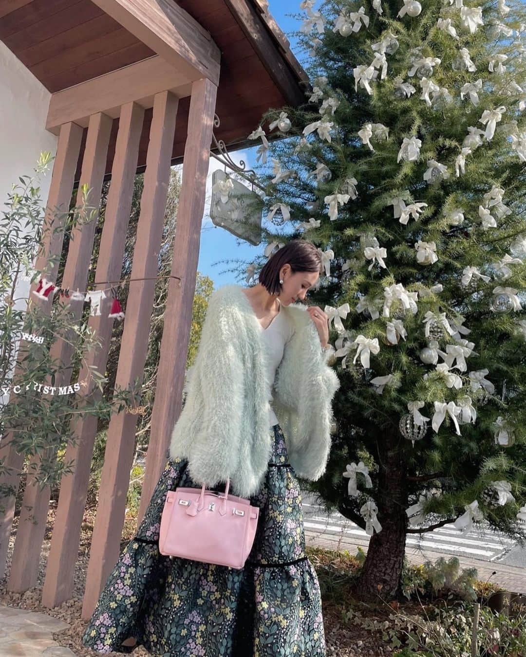 のインスタグラム：「動き回る日もシワを気にしなくて良いロングスカートが活躍してくれる💓  完売しておりましたが限定枚数でご予約お受けしております🛒 @hiand_official   今日はお気に入りの @baybeeonline_  のシャギーカーデを合わせたよ🤍 肌触り良くリラックス感〜🕊色味も可愛いです🎄  #HIAND#ハイアンド#スカートコーデ#コーデ#baybeeonline#ヘアアレンジ#blanc#hermes#hermès#hermesbag#ローズサクラ#birkin25#バーキン25#カラーコーデ #アレンジヘア#スカートコーデ#大人可愛い#大人可愛いコーデ#ニットコーデ#hnhiand」