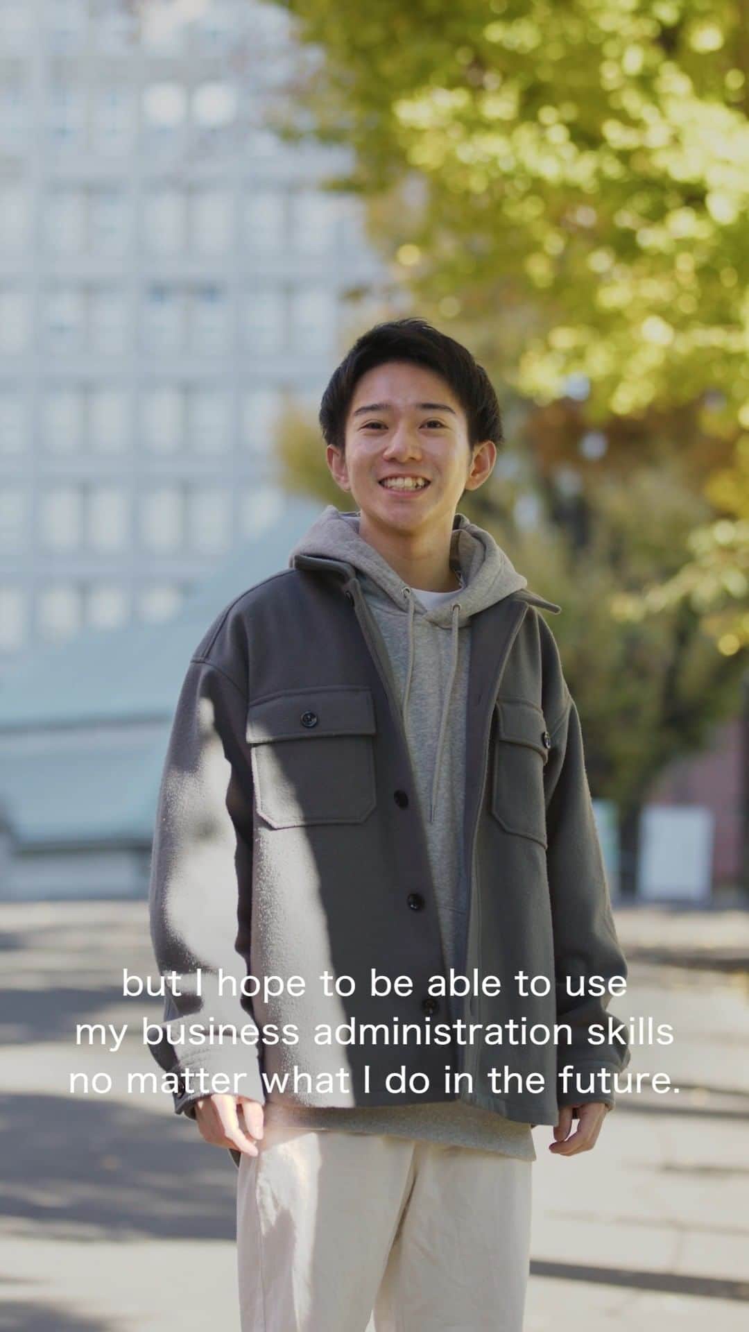 のインスタグラム：「What is a campus life that opens the door to curiosity? ~ Why Meiji Gakuin University? ~  This video features Sora Onishi, a third-year student, Department of Business Administration, Faculty of Economics.  Sora Onishi says he grew up watching his parents run their company. “I wanted to study business administration,” he says, “and I really wanted to go to university in Tokyo. Now that I’m actually living here, I’ve met people I never would have had contact with otherwise, and I’ve gained a lot of information. I think this is the attraction of Tokyo.”  In the Mitsutoshi Otake seminar where he’s enrolled, he is studying on the theme of organizational branding strategies and how society perceives them. He says he feels the need to conduct research with an awareness of diverse perspectives, and so is deepening his learning by taking the Universal Manners Test. “That increased my motivation to learn about things I don’t know, so I also took a drone test, the Unmanned Aerial Vehicle Operator Exam, because technology is an area where I feel a need for improvement,” he says.  Also occupying a large part of his university life is the University badminton club. He reports that when he was a freshman, he considered giving that activity up because of the long and strenuous practice it required, but that having overcome those hardships, he even considers daily club activities to be one of the most fun aspects of his university life. Though he’s not a regular member, he enjoys maintaining motivation in his own way by finding and participating in smaller tournaments with his friends.  Mr. Onishi discusses how he learned the fun of being exposed to new values: “Through what I’ve experienced in my college life, I’ve learned that it’s normal for others to think differently from me, and that has improved my communication ability. One of the biggest ways I’ve changed since entering university is that I’ve learned the joy of speaking with others.” Reflecting on his student life in other ways, he also discusses his goals for the future.  We hope you enjoy this video.  @mguniv 🎓Why Meiji Gakuin University?👇 https://www.meijigakuin.ac.jp/en/about/why/」
