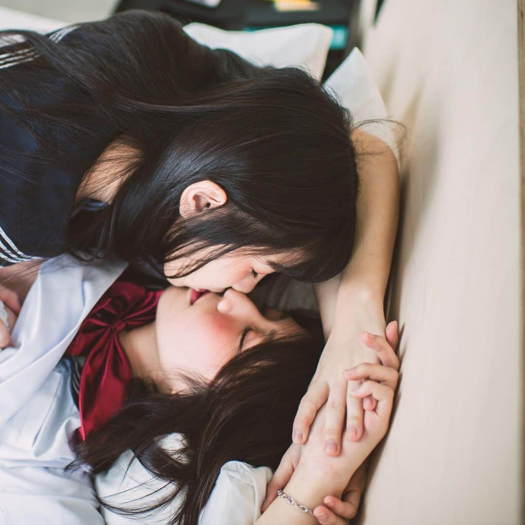 EM Photographyのインスタグラム：「愛就愛　哪管身份　吻就吻 #yurilove #yurikiss #百合好きさんと繋がりたい」