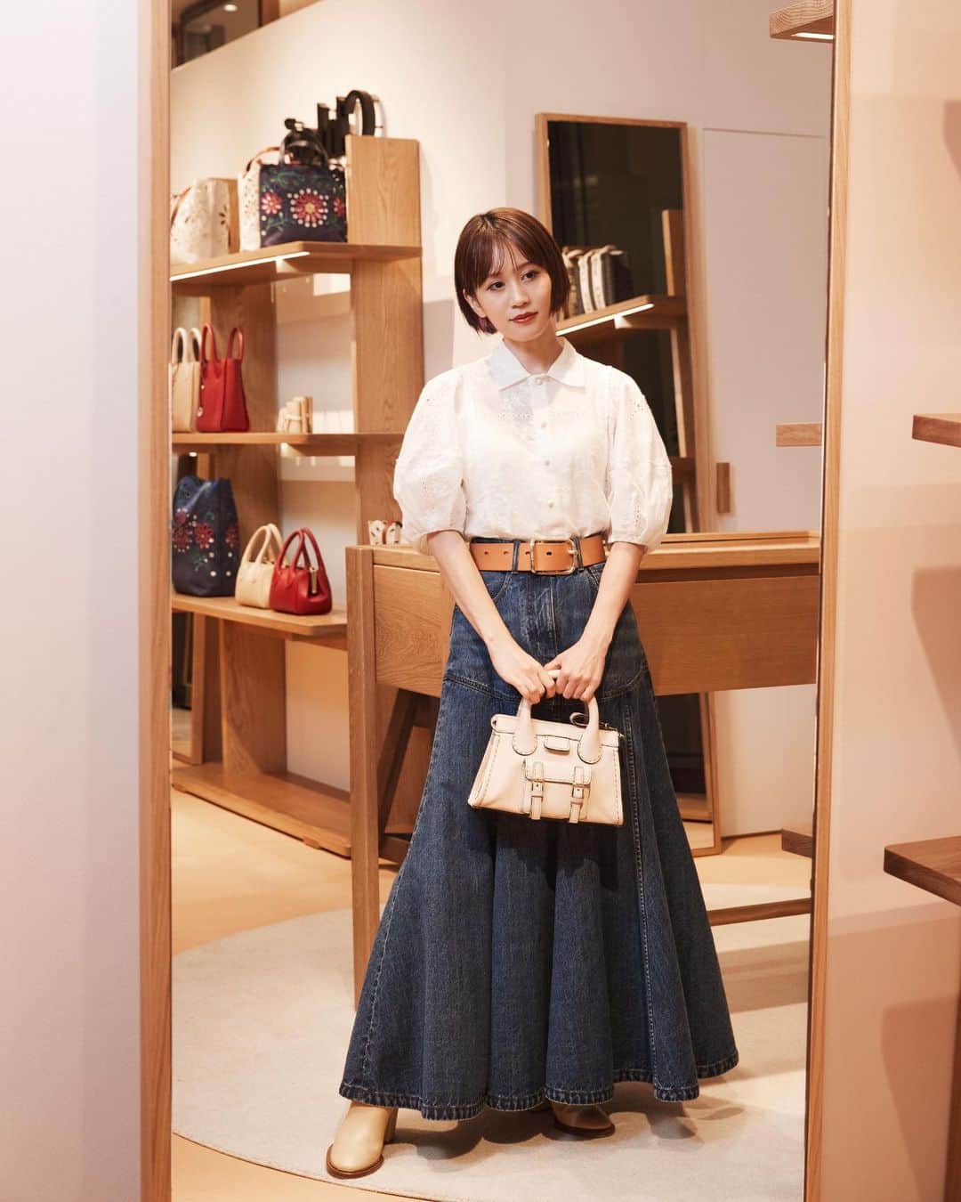 前田敦子のインスタグラム：「. クロエのフェスティブコレクションを見に行ってきました。 日本限定フェスティブコレクションが充実していてシンプルで上品な空間です。デザイナーさんの素敵なこだわりを感じました。 銀座三越にて12/31までPOP UP開催中。  #Chloe」
