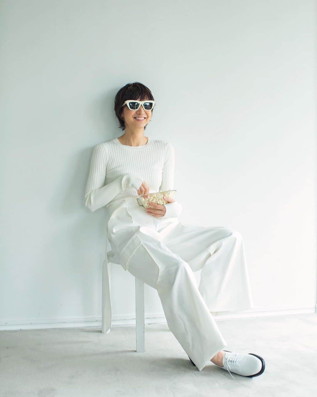 富岡佳子さんのインスタグラム写真 - (富岡佳子Instagram)「#エクラ1月号 巻頭特集「自由に、楽しく、白を着る！ エクラでは人気の高いクリーンでリラクシーな白の特集です🤍」12月23日 17時03分 - yoshikotomioka