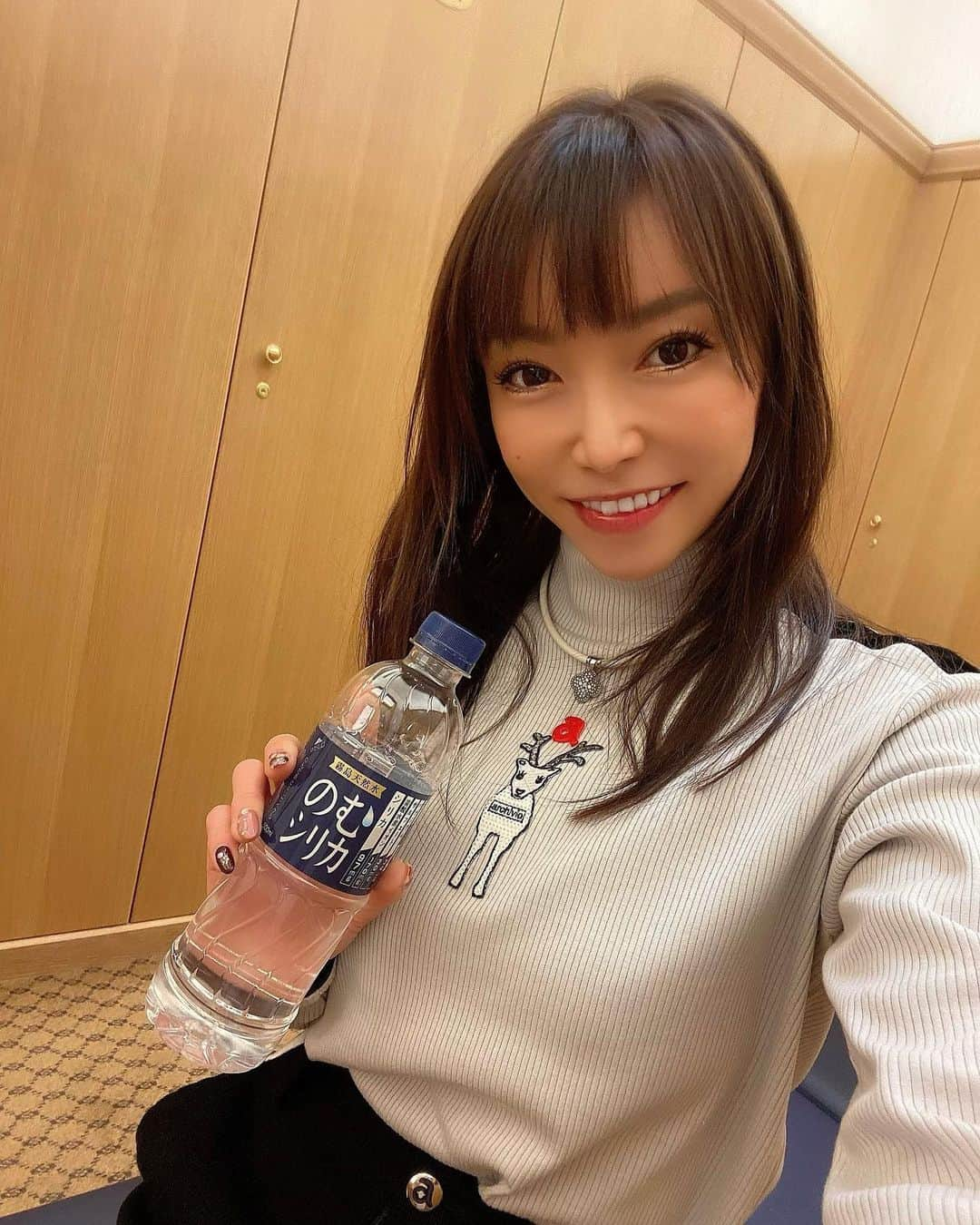 石関いづみさんのインスタグラム写真 - (石関いづみInstagram)「☺︎*･ Minerals that are good for the body ⿻  乾燥が気になる季節だからこそ こまめに摂取したいミネラル𓈒𓏸  浮腫みにくい体質にする為にも のむシリカはかかせません𓀤  4大ミネラルが豊富だし 飲みやすい中硬水だから 人気な理由が良くわかる♡  のむシリカでお米を炊くと お米の甘さとコクが出て美味しい仕上がりになるの🍚 コレはぜひやってみてほしい⸝⋆⸝⋆  シリカ水の魅力✭ ✔︎髪や爪、骨の再生を助けてくれる。 ✔︎新陳代謝が上がり肌の調子が良くなる。 ✔︎利尿作用やお通じが良くなり有害物質排出を促す。 ✔︎代謝やデトックス効果で体質改善。  20%OFFキャンペーン中なので1本あたり150円ほど❣︎ そして2箱以上で送料無料になるよ𓆫 ・ ・ ・ ・ ・ ・ @nomusilica_official  #のむシリカ #シリカ #シリカ水 #ミネラルウォーター #ナチュラルミネラル #霧島天然水 #美容 #美肌 #デトックス効果 #ダイエット #ケイ素 #ゴルフ #スポーツ #健康 #beauty #supported #minerals #Water #diet #golfgirls #igersjp」12月23日 17時22分 - izumingolf