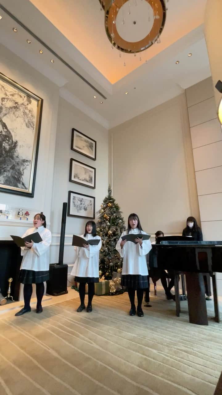 The St. Regis Osakaのインスタグラム：「セント レジス ホテル 大阪のロビーが美しい歌声に包まれています。 明日12月24日（金）は16:00からホテル・ロビー（12F）にて、そして12月25日（土）は17:00から本町ガーデンシティ（1F）にて地元の学生聖歌隊によるクリスマスキャロルをお楽しみいただけます。  Hear the sweet voices sing at The St. Regis Osaka. Join us in celebrating this holy night as we invite our local student choir to sing Christmas carols tomorrow (December 24th Friday) at 16:00 in the hotel lobby and on Saturday (December 25th) at 17:00 in the Hommachi Garden City Ground floor.」