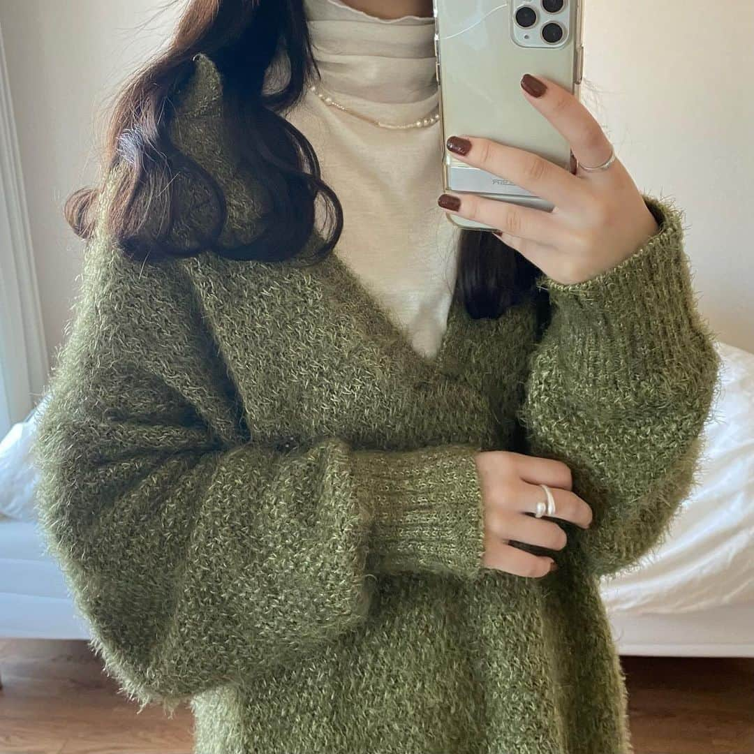 R i R y (リリー)さんのインスタグラム写真 - (R i R y (リリー)Instagram)「『カラーニット🧶🤎』　　  冬だからこそ取り入れたいカラーニット♡ 参考にしてみてね♪  ✴︎---------------✴︎---------------✴︎ ▶▶掲載する写真を募集中📸 カワイイ写真が撮れたら、@velle.jp をタグ付けするか、ハッシュタグ #velle_jp をつけて投稿してみてね♪ velle編集部と一緒にカワイイで溢れるvelleを創っていこう😚🤍  ✴︎---------------✴︎---------------✴︎  #置き画 #今日のコーデ #今日の服 #今日のコーデ #韓国コーデ #プチプラ部 #プチプラファッション #プチプラコーデ #高見えコーデ #冬服コーデ #学生コーデ #水色カーディガン #カーディガンコーデ #カラーニット #カラーニットコーデ #青カーディガン #白ロンt #水色ニット #ニットコーデ #カーディガン #カーディガンコーデ #冬コーデ」12月23日 18時00分 - velle.jp