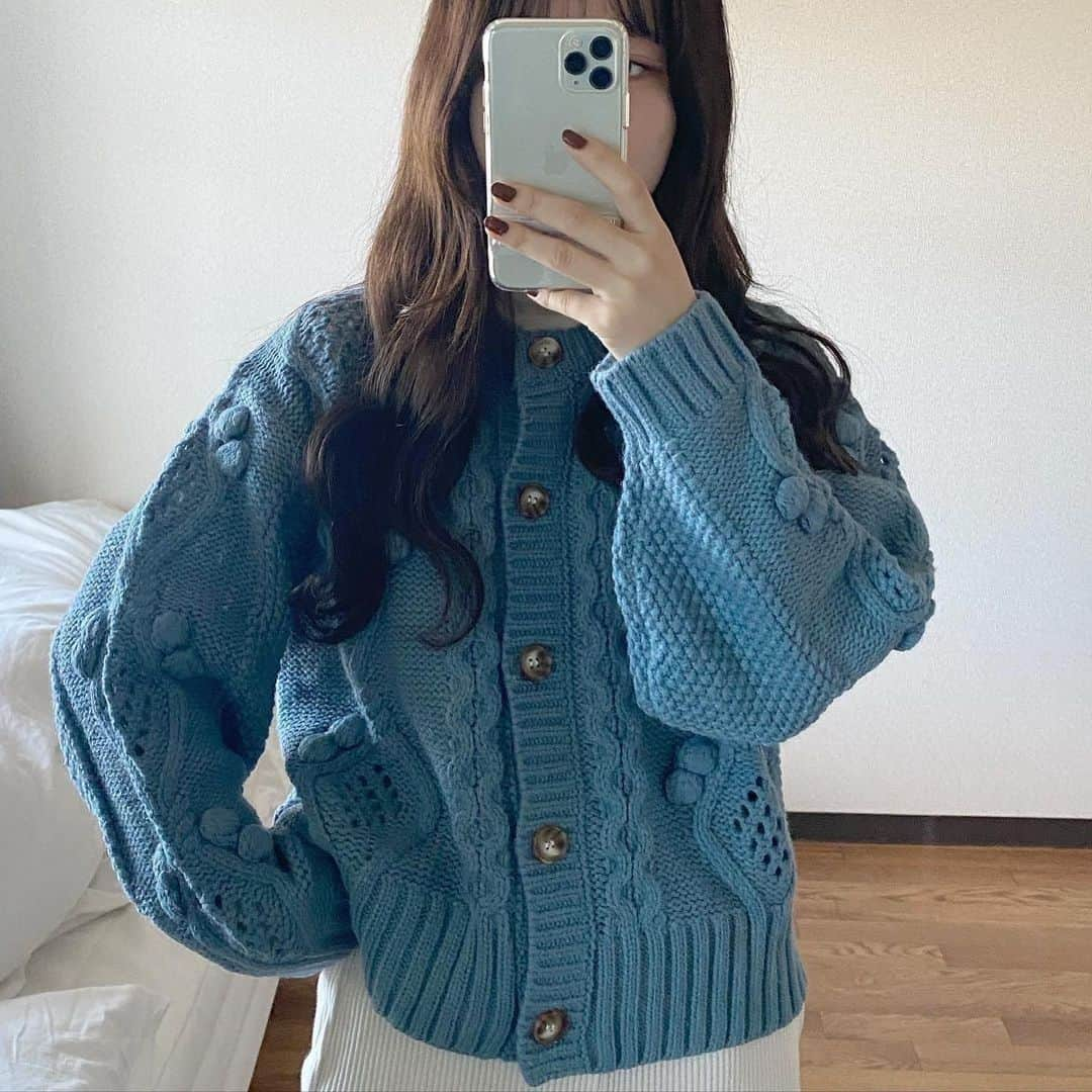 R i R y (リリー)さんのインスタグラム写真 - (R i R y (リリー)Instagram)「『カラーニット🧶🤎』　　  冬だからこそ取り入れたいカラーニット♡ 参考にしてみてね♪  ✴︎---------------✴︎---------------✴︎ ▶▶掲載する写真を募集中📸 カワイイ写真が撮れたら、@velle.jp をタグ付けするか、ハッシュタグ #velle_jp をつけて投稿してみてね♪ velle編集部と一緒にカワイイで溢れるvelleを創っていこう😚🤍  ✴︎---------------✴︎---------------✴︎  #置き画 #今日のコーデ #今日の服 #今日のコーデ #韓国コーデ #プチプラ部 #プチプラファッション #プチプラコーデ #高見えコーデ #冬服コーデ #学生コーデ #水色カーディガン #カーディガンコーデ #カラーニット #カラーニットコーデ #青カーディガン #白ロンt #水色ニット #ニットコーデ #カーディガン #カーディガンコーデ #冬コーデ」12月23日 18時00分 - velle.jp