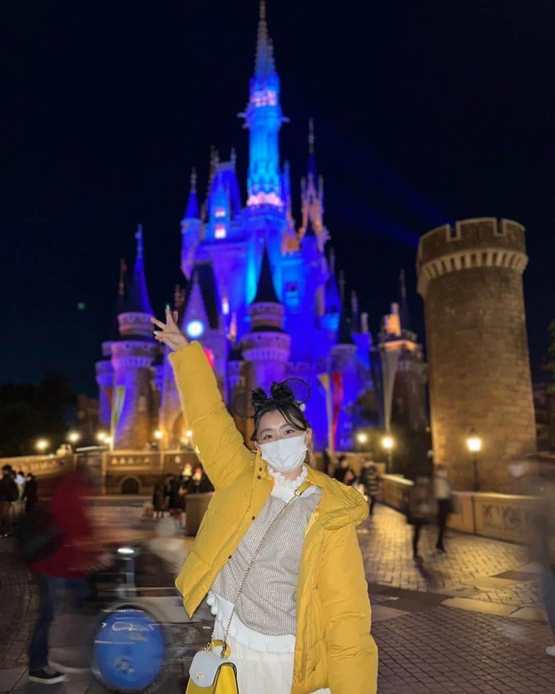 杏ジュリアさんのインスタグラム写真 - (杏ジュリアInstagram)「やっと皆んなで行けたTDL＼(^o^)／🌈 黒いMickeyのカチューシャをお揃いで購入したの❤︎  今日の写真は、シンデレラ城の昼と夜❣️ ↑ 楽しすぎて、気づいたら夜だった🌉  空がとってもきれいで気持ちの良い一日でした（寒かったけど笑）✨  📸…@hiyori_yoshikawa_official  パシャパシャ撮ってたから写真たっくさんあるんですよ~🤗 少しずつ載せるね‼︎  #ディズニーランド #TDL #disneyland #夢の国 #シンデレラ城 #青空  #きれいな空  #映えてる？ #カチューシャ #おそろい #ディズニーコーデ #ブーツ 👢 #ポニーテール #楽しい 🎶 #とき宣 #ジュリア #カチューシャ目隠しになりがちなジュリア」12月23日 18時00分 - julia_an_official