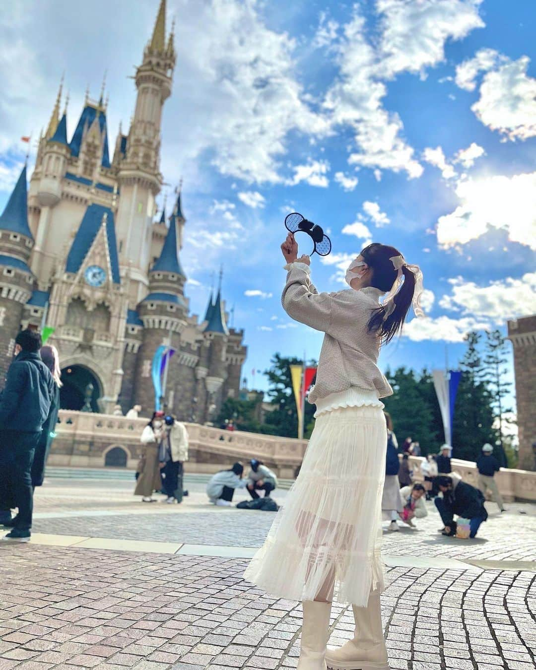 杏ジュリアさんのインスタグラム写真 - (杏ジュリアInstagram)「やっと皆んなで行けたTDL＼(^o^)／🌈 黒いMickeyのカチューシャをお揃いで購入したの❤︎  今日の写真は、シンデレラ城の昼と夜❣️ ↑ 楽しすぎて、気づいたら夜だった🌉  空がとってもきれいで気持ちの良い一日でした（寒かったけど笑）✨  📸…@hiyori_yoshikawa_official  パシャパシャ撮ってたから写真たっくさんあるんですよ~🤗 少しずつ載せるね‼︎  #ディズニーランド #TDL #disneyland #夢の国 #シンデレラ城 #青空  #きれいな空  #映えてる？ #カチューシャ #おそろい #ディズニーコーデ #ブーツ 👢 #ポニーテール #楽しい 🎶 #とき宣 #ジュリア #カチューシャ目隠しになりがちなジュリア」12月23日 18時00分 - julia_an_official