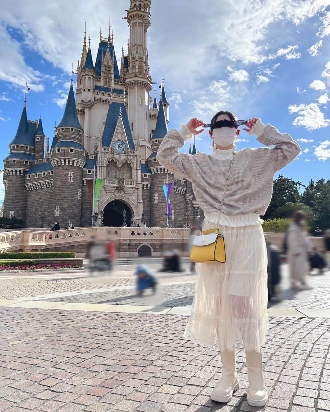 杏ジュリアさんのインスタグラム写真 - (杏ジュリアInstagram)「やっと皆んなで行けたTDL＼(^o^)／🌈 黒いMickeyのカチューシャをお揃いで購入したの❤︎  今日の写真は、シンデレラ城の昼と夜❣️ ↑ 楽しすぎて、気づいたら夜だった🌉  空がとってもきれいで気持ちの良い一日でした（寒かったけど笑）✨  📸…@hiyori_yoshikawa_official  パシャパシャ撮ってたから写真たっくさんあるんですよ~🤗 少しずつ載せるね‼︎  #ディズニーランド #TDL #disneyland #夢の国 #シンデレラ城 #青空  #きれいな空  #映えてる？ #カチューシャ #おそろい #ディズニーコーデ #ブーツ 👢 #ポニーテール #楽しい 🎶 #とき宣 #ジュリア #カチューシャ目隠しになりがちなジュリア」12月23日 18時00分 - julia_an_official