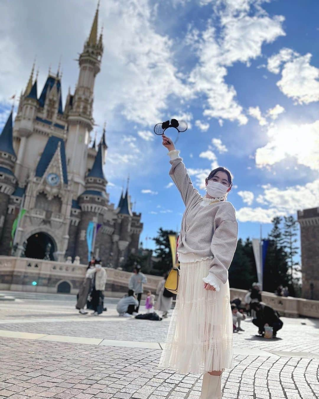 杏ジュリアさんのインスタグラム写真 - (杏ジュリアInstagram)「やっと皆んなで行けたTDL＼(^o^)／🌈 黒いMickeyのカチューシャをお揃いで購入したの❤︎  今日の写真は、シンデレラ城の昼と夜❣️ ↑ 楽しすぎて、気づいたら夜だった🌉  空がとってもきれいで気持ちの良い一日でした（寒かったけど笑）✨  📸…@hiyori_yoshikawa_official  パシャパシャ撮ってたから写真たっくさんあるんですよ~🤗 少しずつ載せるね‼︎  #ディズニーランド #TDL #disneyland #夢の国 #シンデレラ城 #青空  #きれいな空  #映えてる？ #カチューシャ #おそろい #ディズニーコーデ #ブーツ 👢 #ポニーテール #楽しい 🎶 #とき宣 #ジュリア #カチューシャ目隠しになりがちなジュリア」12月23日 18時00分 - julia_an_official