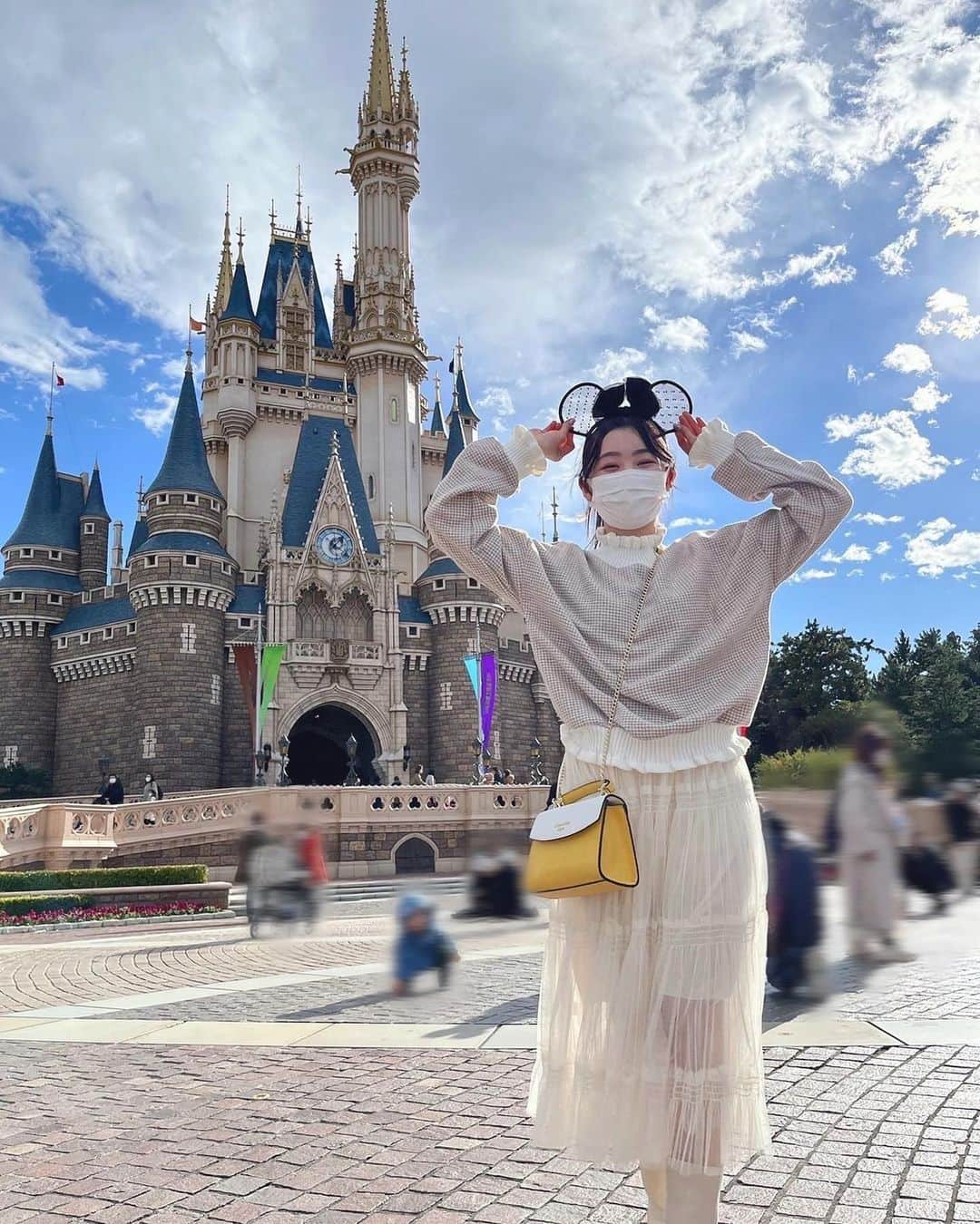 杏ジュリアさんのインスタグラム写真 - (杏ジュリアInstagram)「やっと皆んなで行けたTDL＼(^o^)／🌈 黒いMickeyのカチューシャをお揃いで購入したの❤︎  今日の写真は、シンデレラ城の昼と夜❣️ ↑ 楽しすぎて、気づいたら夜だった🌉  空がとってもきれいで気持ちの良い一日でした（寒かったけど笑）✨  📸…@hiyori_yoshikawa_official  パシャパシャ撮ってたから写真たっくさんあるんですよ~🤗 少しずつ載せるね‼︎  #ディズニーランド #TDL #disneyland #夢の国 #シンデレラ城 #青空  #きれいな空  #映えてる？ #カチューシャ #おそろい #ディズニーコーデ #ブーツ 👢 #ポニーテール #楽しい 🎶 #とき宣 #ジュリア #カチューシャ目隠しになりがちなジュリア」12月23日 18時00分 - julia_an_official