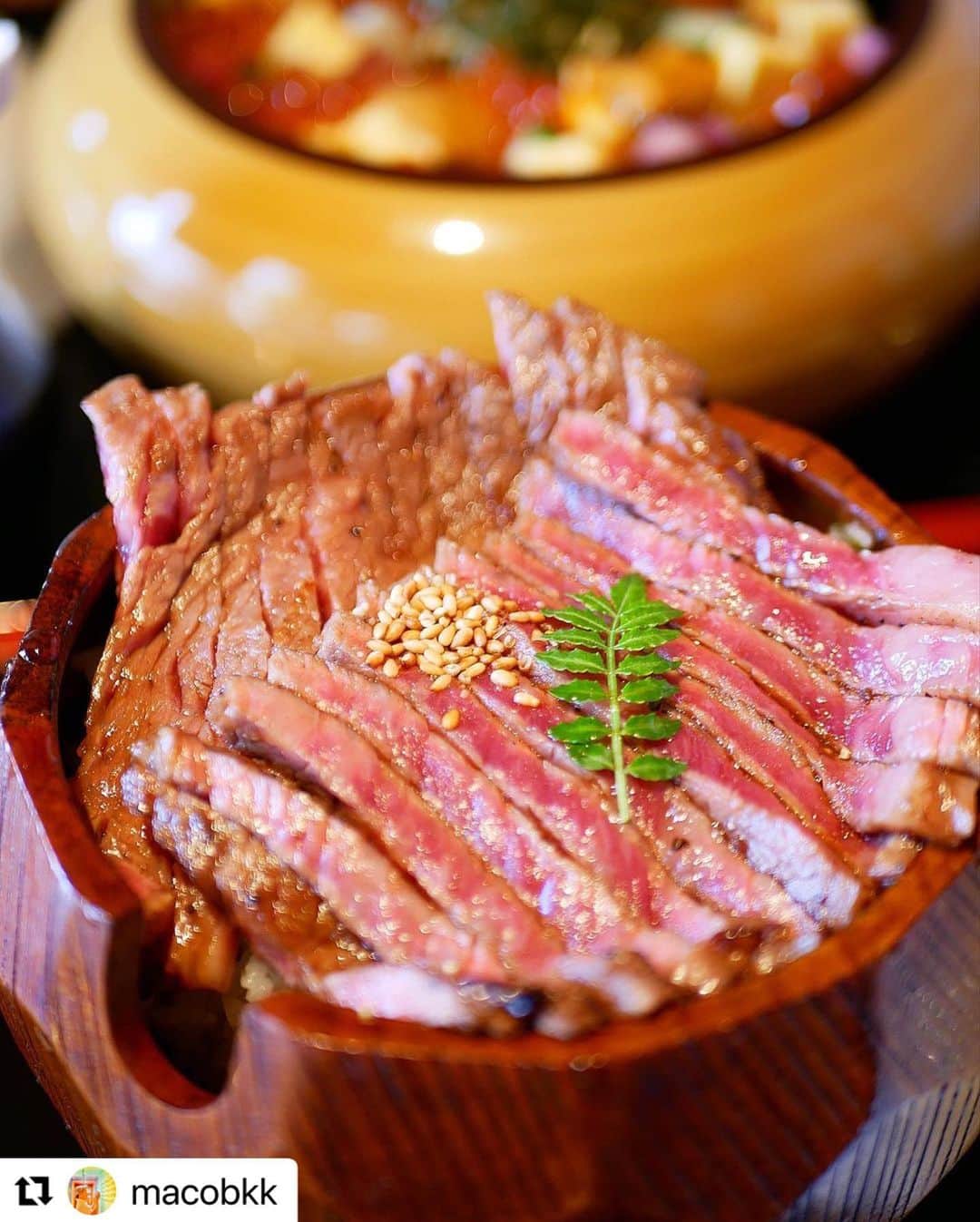 aumoグルメのインスタグラム：「. 🍱🥩黒毛和牛ひつまぶし . 隠れ家的なお店なのに予約ですぐ埋まっちゃうお店🥺✨ 器からお肉がはみ出てる〜！ 口の中でとろけますよ❤︎ . 写真提供 : @macobkk さん、素敵なお写真をありがとうございました♡ . . 店名：『古民家焼肉 古登里』 ぜひ訪れてみてくださいね。 . . あなたが撮影したベストグルメpicに 「#aumoグルメ」を付けて教えて下さいっ☺︎ あなたの投稿が紹介されるかも♪ . aumoアプリは毎日配信！おでかけや最新グルメなどaumo読者が気になる情報が満載♡ ダウンロードはプロフィールのURLから🌷 (iPhone&Android版) . #aumo #aumoグルメ #岐阜 #岐阜グルメ  #岐阜県 #岐阜ランチ #多治見市 #多治見グルメ #多治見ランチ #古民家 #古民家焼肉 #焼肉 #焼肉ランチ #黒毛和牛ひつまぶし #ひつまぶし #古民家焼肉古登里 #グルメ旅 #グルメ女子旅」