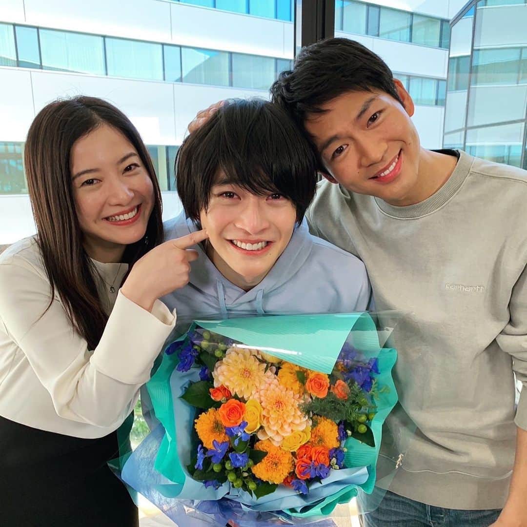 最愛のインスタグラム：「本日のクランクアップ写真、続いては優役の高橋文哉さん！  悲しい過去を背負いながら生きる複雑な役どころでしたがナチュラルに新鮮に、みんなから愛される弟を演じてくださいました！  最後は松下さんにハグされると、想いと共に涙も溢れ胸いっぱいになっていた高橋さん☺️ 大好きな梨央ねえちゃんと大ちゃんに挟まれてクランクアップ✨  お疲れ様でした💐  #最愛ドラマ #tbs #高橋文哉 #吉高由里子 #松下洸平 #みんな大好きやよ」