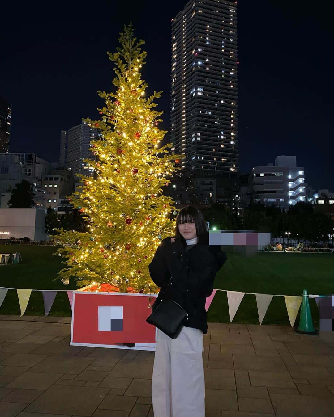田中南のインスタグラム：「この前友達とクリスマスツリー見つけて撮った📸   もうすぐクリスマスはやい…… みんな何して過ごす？？？      #ニコラ  #ニコモ  #nicola  #クリスマス  #クリスマスツリー  #冬コーデ  #07  #jc3  #田中南」