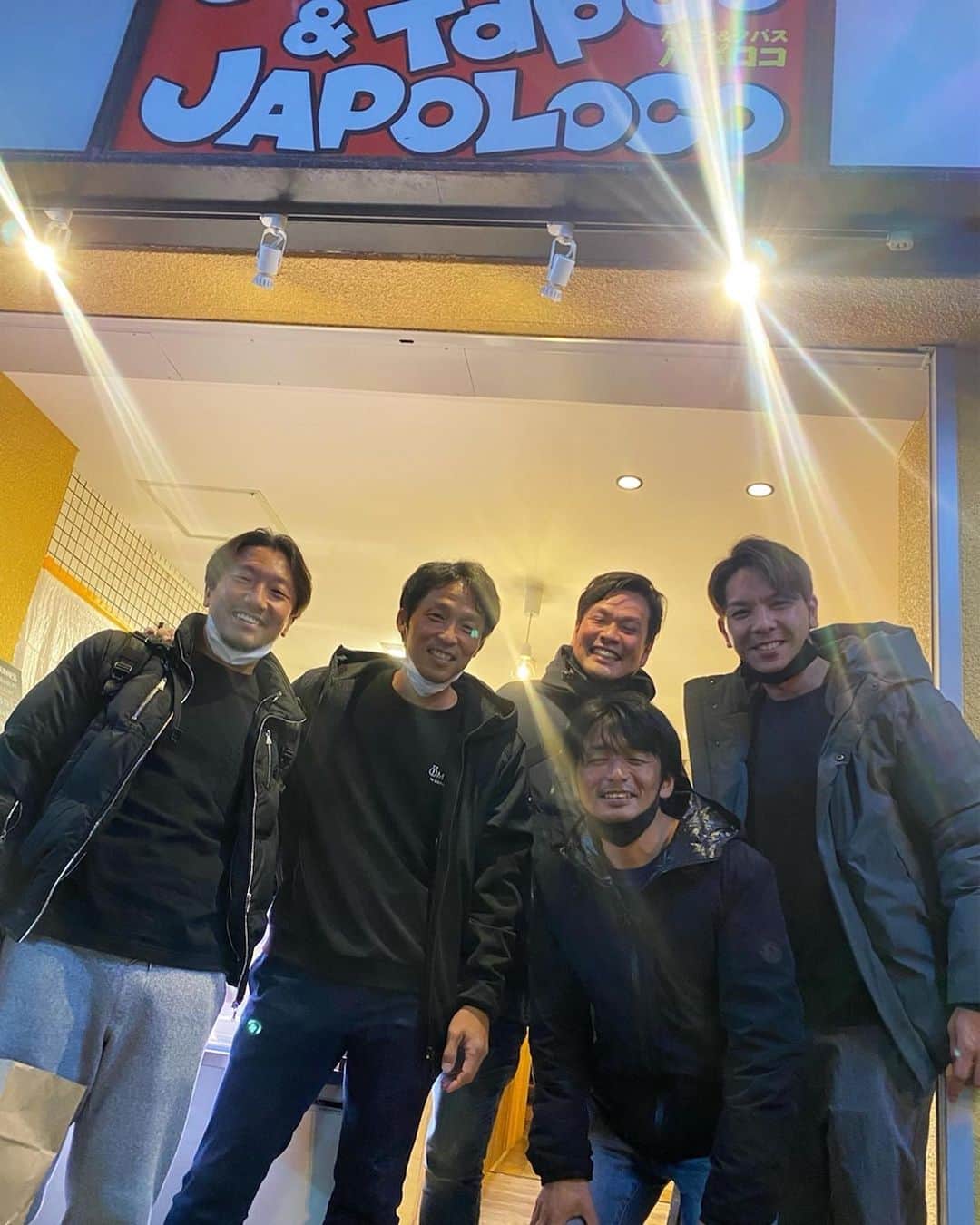 寺田紳一さんのインスタグラム写真 - (寺田紳一Instagram)「ガンバ時代一緒にプレーしたサトシさんと久々会えました(^^)  湘南で監督をしているサトシさん‼︎ 指導者の先輩としていろんな話しを聞けてめっちゃおもろい時間でした(^o^)  まだまだ時間足りなかったんでまたよろしくお願いしまーす(^^)  どんな時も楽しんだもん勝ち‼︎  #指導者交流会 #山口智 #湘南ベルマーレ #監督 #ガンバ大阪 #ハポロコ #自分らしく #どんな時も楽しんだもん勝ち」12月23日 18時15分 - shinichi_terada