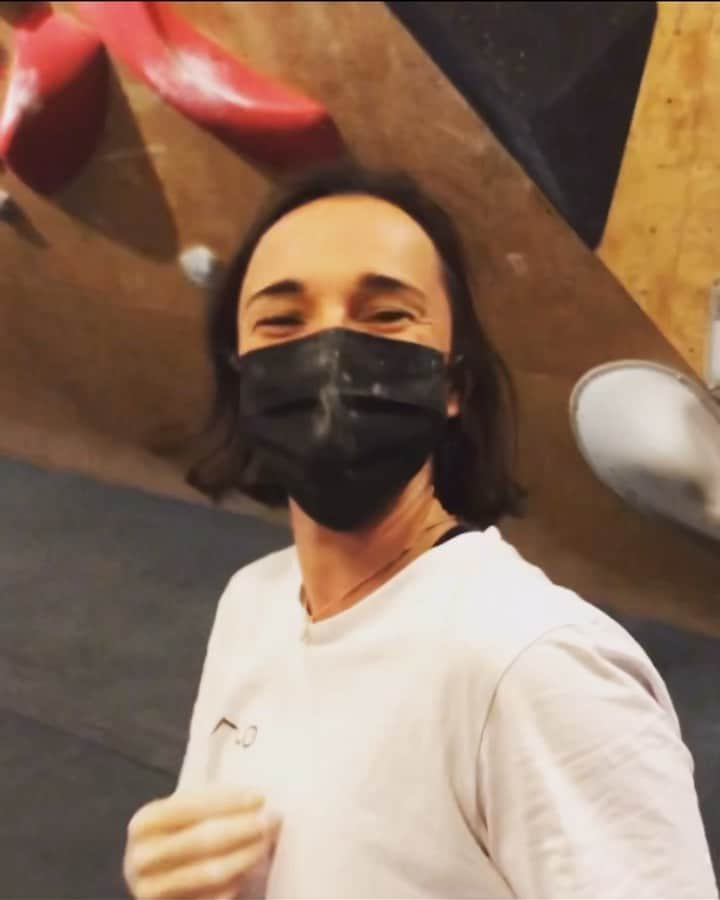 ジュリアン・ワームのインスタグラム：「berlin boulder buddies trying the new set @boulderklub_kreuzberg with this gem by @benjaminfriedl.de. can’t wait for upcoming sessions in 2022!  @mammut_swiss1862  @madrockeurope」