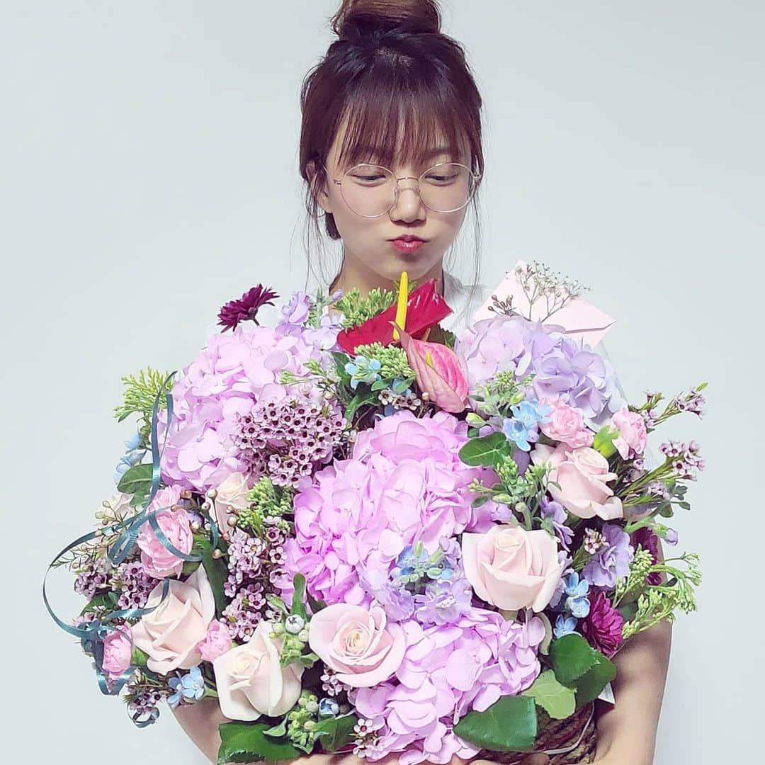 イ・チェヨンのインスタグラム：「뿌..💗나 꽃 좋아하네..흫흫흫💕 #thx #merrychristmas🎄」