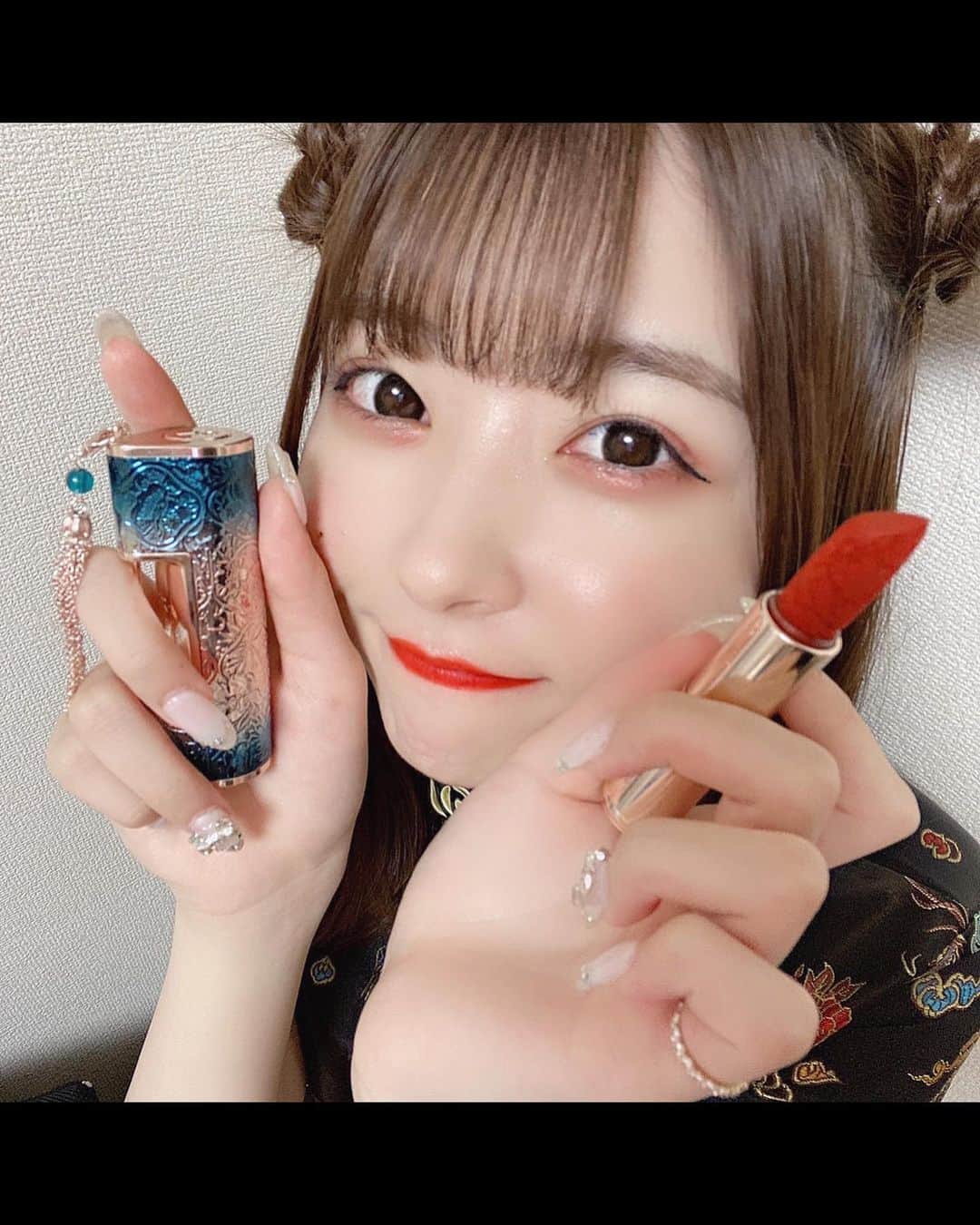 小高実優のインスタグラム：「. YouTubeでも紹介した花西子の 花西子百花同心錠リップ M211と 双花彫刻ハイライト 01シャンパンゴールド☺️ ケースもデザインも凝ってて可愛い♡ リップもマットだけど乾燥しなくて良い感じだった💄  YouTubeで詳しく紹介してるので見てね〜  #花西子 #Florasis #フローラシス #PR」